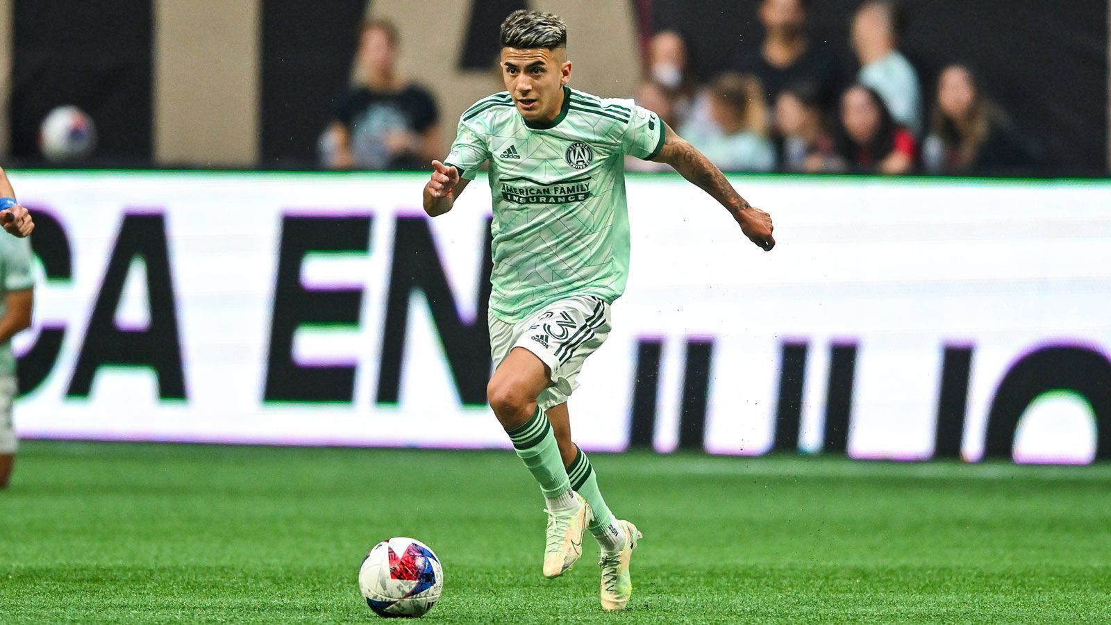 
                <strong>Thiago Almada (Atlanta United)</strong><br>
                Das Portal "transfermarkt.de" listet Thiago Almada mit einem Marktwert von 20 Millionen Euro als wertvollsten Akteur der MLS. Mit seinen 22 Jahren hat der argentinische Nationalspieler, der auch bei der WM 2022 dabei war und einst für die MLS-Rekordablöse in Höhe von 16 Millionen Euro zu Atlanta United ging, möglicherweise eine große Zukunft vor sich. Medienberichten zufolge könnte sein Weg früher oder später nach Europa führen, mit der SSC Neapel wurde der offensive Mittelfeldspieler bereits in Verbindung gebracht. Aktuell zaubert er aber noch in der MLS, sein Vertrag läuft bis Ende 2025.
              