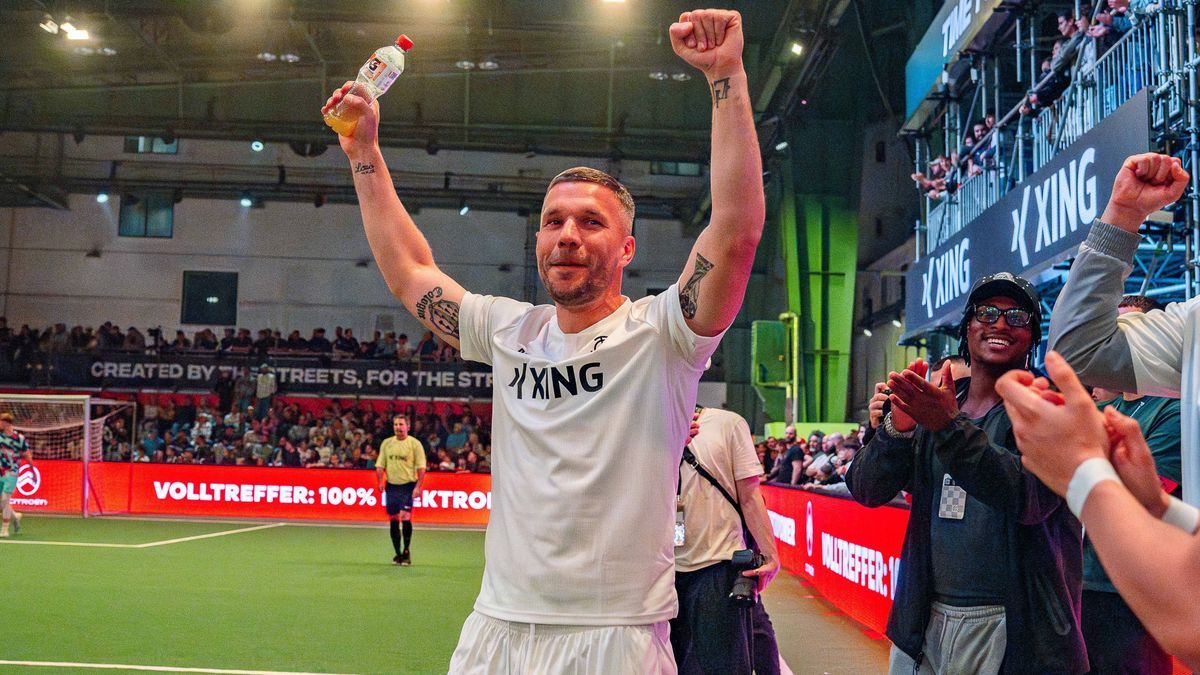 19.05.2025, Baller League Season 3, Finale - Final 4 Das Team von Streets United um Julian Schieber und Lukas Podolski gewinnt gegen das Team Gönnrgy von Montana Black Monte und hebt den Pokal hoch...