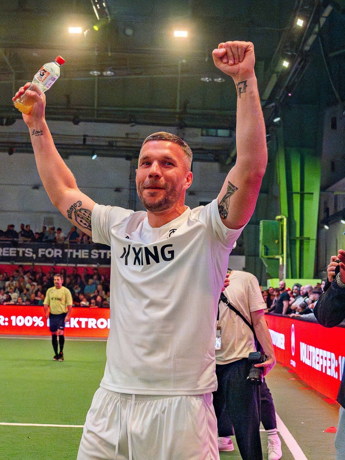 19.05.2025, Baller League Season 3, Finale - Final 4 Das Team von Streets United um Julian Schieber und Lukas Podolski gewinnt gegen das Team Gönnrgy von Montana Black Monte und hebt den Pokal hoch...
