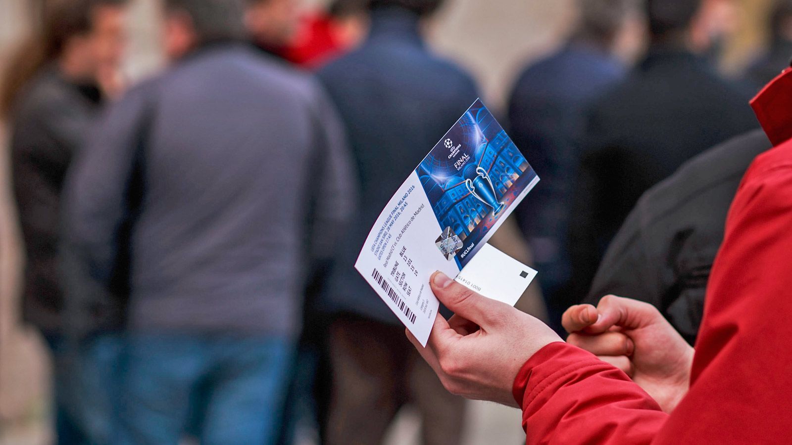 
                <strong>Offizielle Ticketpreise</strong><br>
                Der 14. März - Riesenstimmung im englischen Liverpool. Die Reds haben am Tag zuvor den FC Bayern durch ein 3:1 aus der Königsklasse gekegelt. Keine 24 Stunden später gibt es die ersten Tickets für das Finale. Tottenham steht nach einem Sieg gegen den BVB ebenfalls im Viertelfinale - genau wie sechs andere Klubs. Da fängt der treue Anhänger doch gleich zum ersten Mal an zu überlegen: Reicht es dieses Jahr für das Finale? Zumindest provisorisch kann man ja schon mal Karten kaufen. Zur Not wird man die Dinger ja immer noch wieder los. Und bezahlbar ist es auch. Günstigste Kategorie im Wanda Metropolitano: 70 Euro. Für Kategorie drei bezahlt der Fan dann schon 160, für Kategorie zwei 450 Euro. Teuerste Plätze am Spielfeldrand: 600 Euro - okay vielleicht doch ganz schön happig, aber es ist ja nicht bloß irgendein Fußballspiel. Übrigens: Die "Business Seats" gab es für 3.900 bis 6.900 Euro.
              