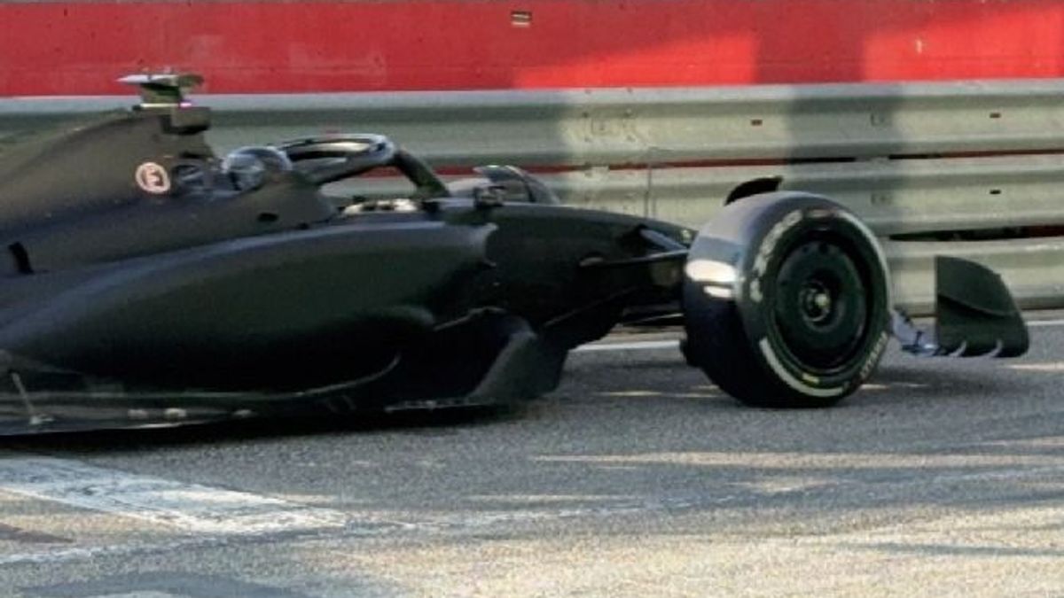 Cadillac-Fahrer Sergio Perez verlässt die Boxengasse in Imola im schwarzen Ferrari SF-23