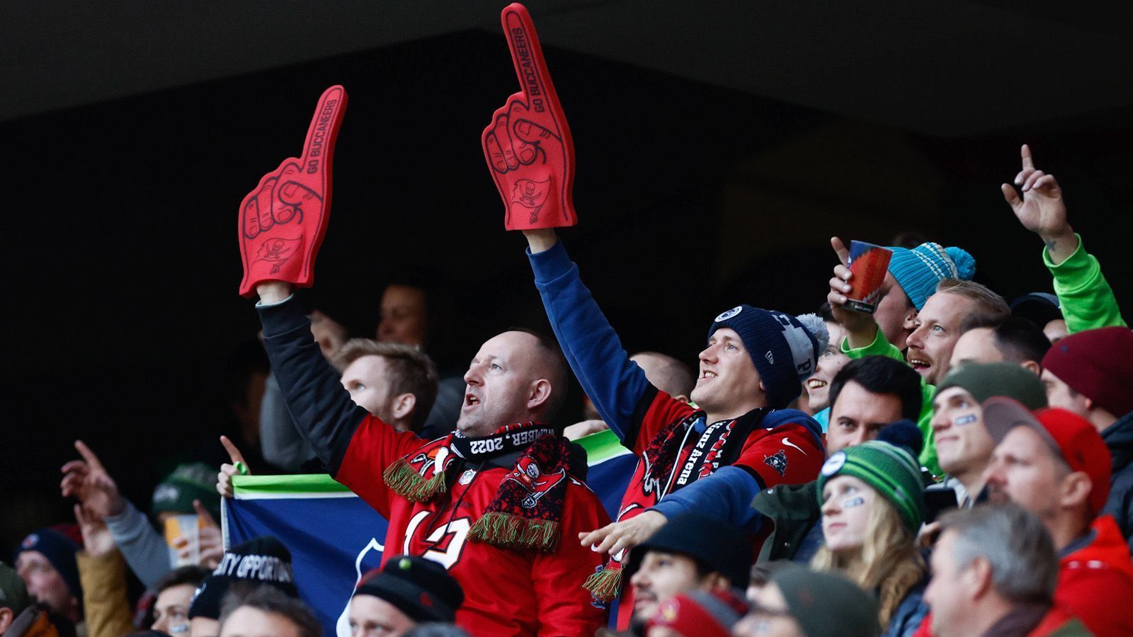 <strong>Die NFL-Fans im Bundesländer-Ranking</strong><br>
                Die NFL hat überall in Deutschland Fans. Doch von Bundesland zu Bundeslang gibt es Unterschiede. Die Seite "gambling.com" hat auf Basis der Google Trends errechnet, wie häufig Menschen aus den jeweiligen Bundesländern nach NFL-Begriffen suchen. Daraus ergab sich ein Interessen-Score, der Auskunft über die Beliebtheit der NFL in den einzelnen Bundesländern gibt. <strong><em>ran</em></strong> zeigt das Ranking.