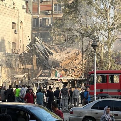 01.04.2024, Syrien, Damaskus: Dieses mit einem Mobiltelefon aufgenommene Foto zeigt ein zerstörtes Gebäude auf dem Gelände der iranischen Botschaft in Damaskus. 