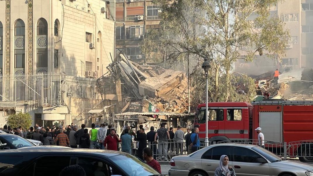 01.04.2024, Syrien, Damaskus: Dieses mit einem Mobiltelefon aufgenommene Foto zeigt ein zerstörtes Gebäude auf dem Gelände der iranischen Botschaft in Damaskus. 