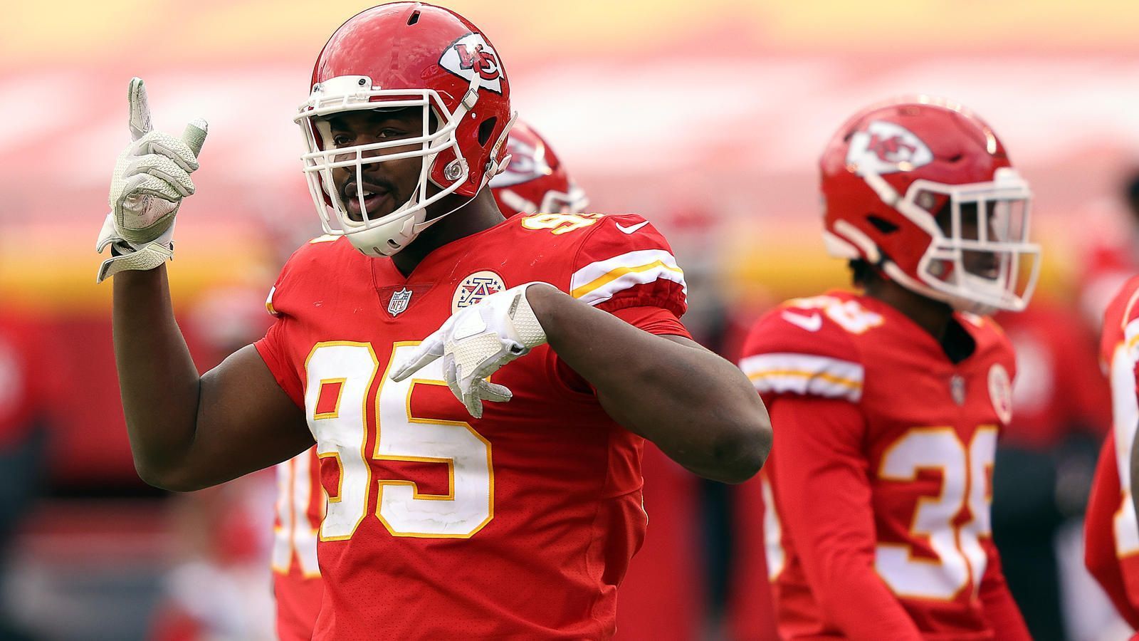 
                <strong>Kansas City Chiefs: Defense</strong><br>
                Die Defense ist seit Jahren nur eher durchschnittlich besetzt, hier brauchen die Chiefs in der Defensive Line ein Upgrade. Bis auf Chris Jones lieferte kein Spieler beständig ab, Frank Clark enttäuschte in seiner Zeit bei den Chiefs sogar. Außerdem braucht Kansas City frisches Blut auf der Linebacker-Position, Anthony Hitchens hat seine besten Tage schon hinter sich. Ein weiterer Cornerback hinter L'Jarius Snead und Charvarius Ward würde ebenfalls für Pakete mit mehr Defensiv Backs helfen.
              