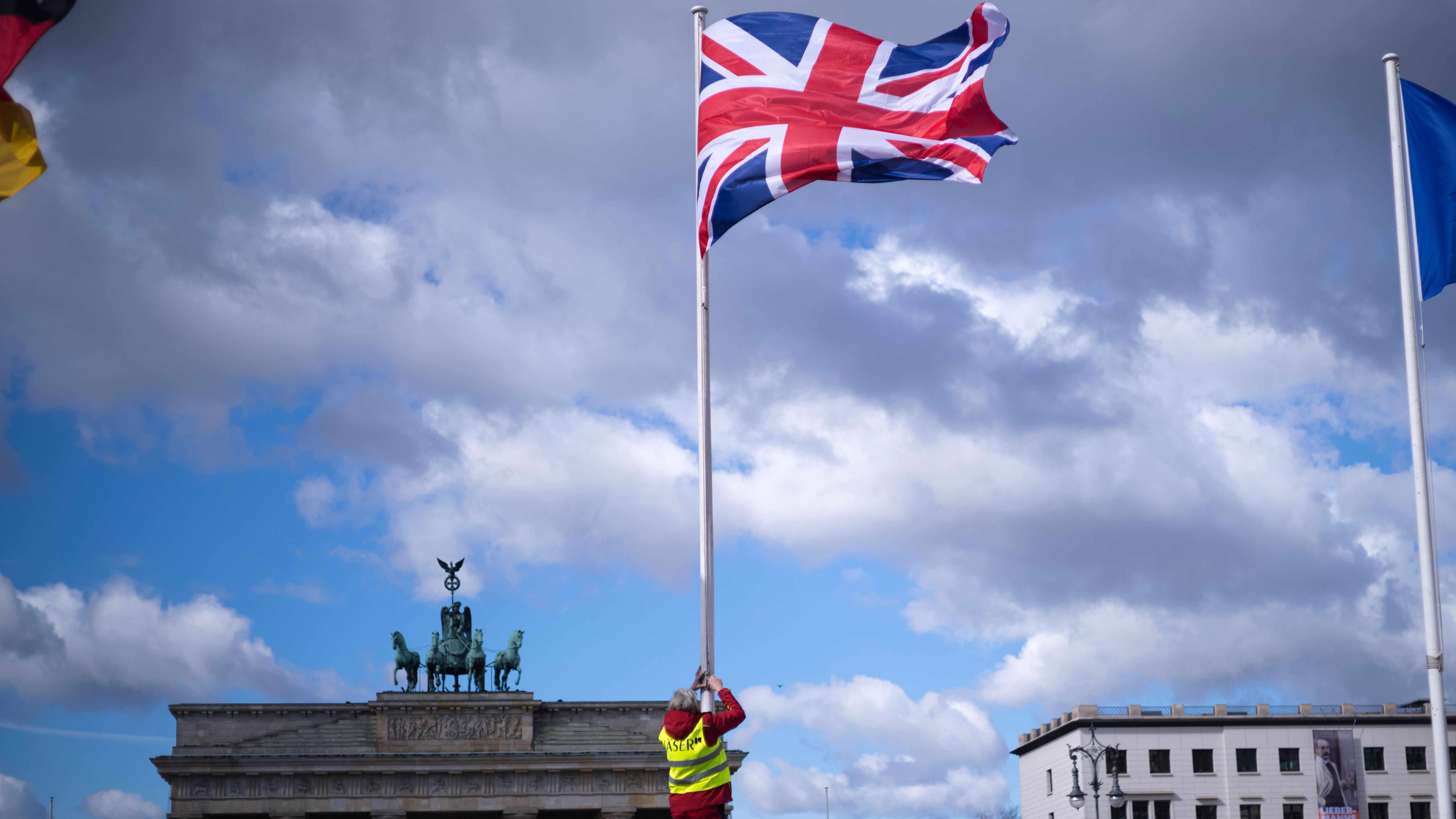Am Brandenburger Tor wird die britische Flagge für den Besuch von König Charles gehisst.