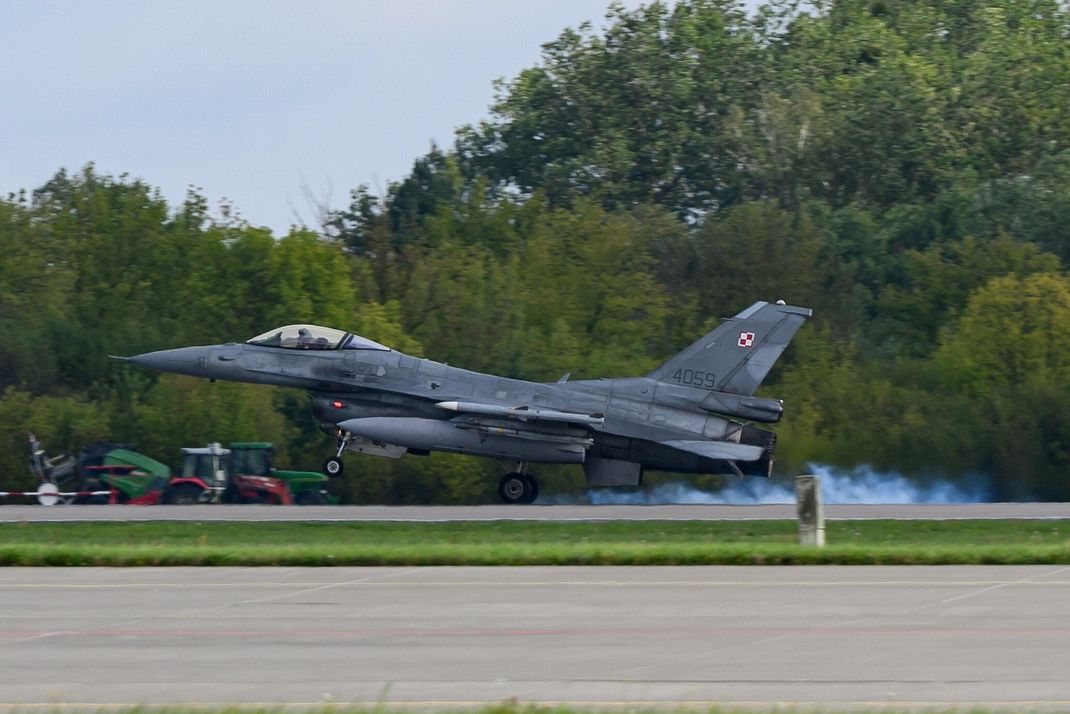 Nicht nur polnische F-16-Kampfjets (Bild) sollen helfen, die NATO-Ostgrenze zu schützen - auch Deutschland will sich stärker engagieren.