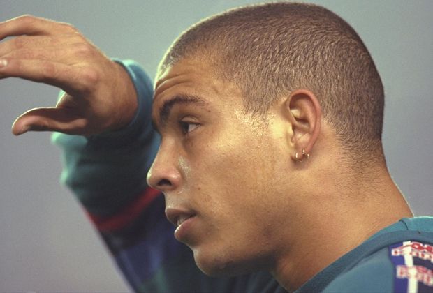 
                <strong>Ronaldo (VfB Stuttgart)</strong><br>
                Im Jahr 1994 wäre Ronaldo um ein Haar nach Stuttgart gewechselt. Der damalige VfB-Jugendtrainer Ralf Rangnick schwärmt zwar von dem 17-jährigen Stürmer, doch die aufgerufenen acht Millionen Mark sind den Schwaben dann doch zu viel.
              