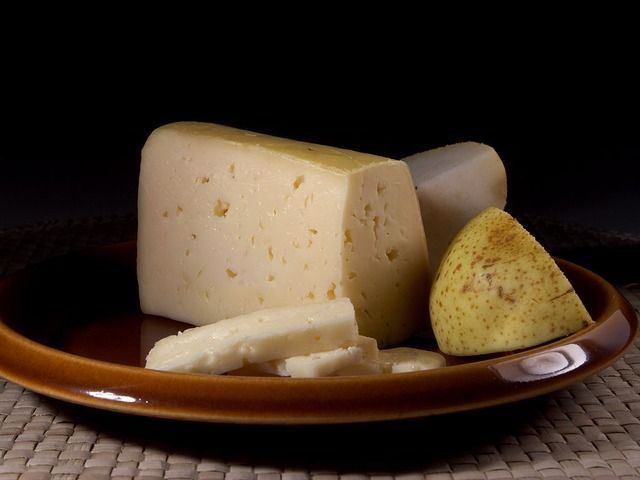 Selbst gemachte Knödel mit Tilsiter: Der Käse sorgt für einen kräftigen Geschmack.
