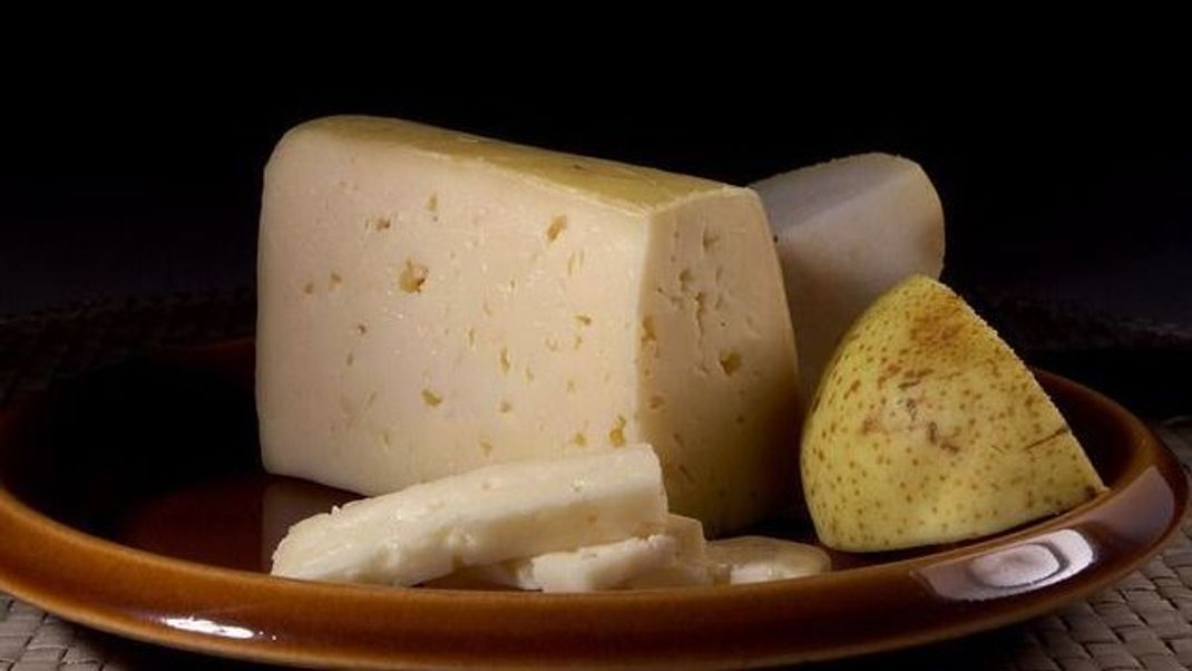 Selbst gemachte Knödel mit Tilsiter: Der Käse sorgt für einen kräftigen Geschmack.