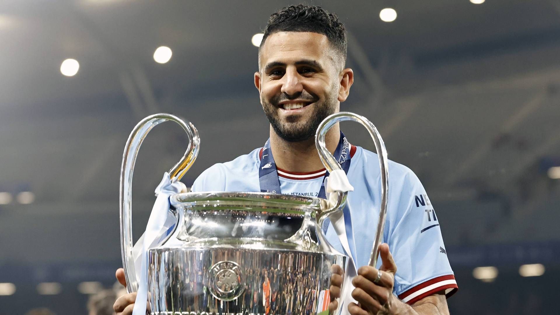 <strong>Fixer Wechsel: Riyad Mahrez</strong><br>
                Nach fünf Jahren bei Manchester City zieht es Riyad Mahrez nach Saudi-Arabien. Aufsteiger Al-Ahli gab die Verpflichtung des Algeriers offiziell bekannt.&nbsp; Der 32-Jährige unterschreibt dem Vernehmen nach einen Vierjahresvertrag und kostet rund 35 Millionen Euro Ablöse. Bei Al-Ahli trifft Mahrez unter anderem auf Edouard Mendy und Roberto Firmino.
