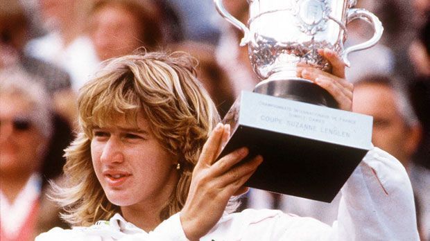 
                <strong>Spiel, Satz und Sieg: Die schönsten Erfolge von Steffi Graf und Co.</strong><br>
                Der Beginn einer ganz großen Karriere: Im Jahr 1987 gewinnt Steffi Graf ihren ersten Grand Slam-Titel ihrer Karriere bei den French Open in Paris.
              
