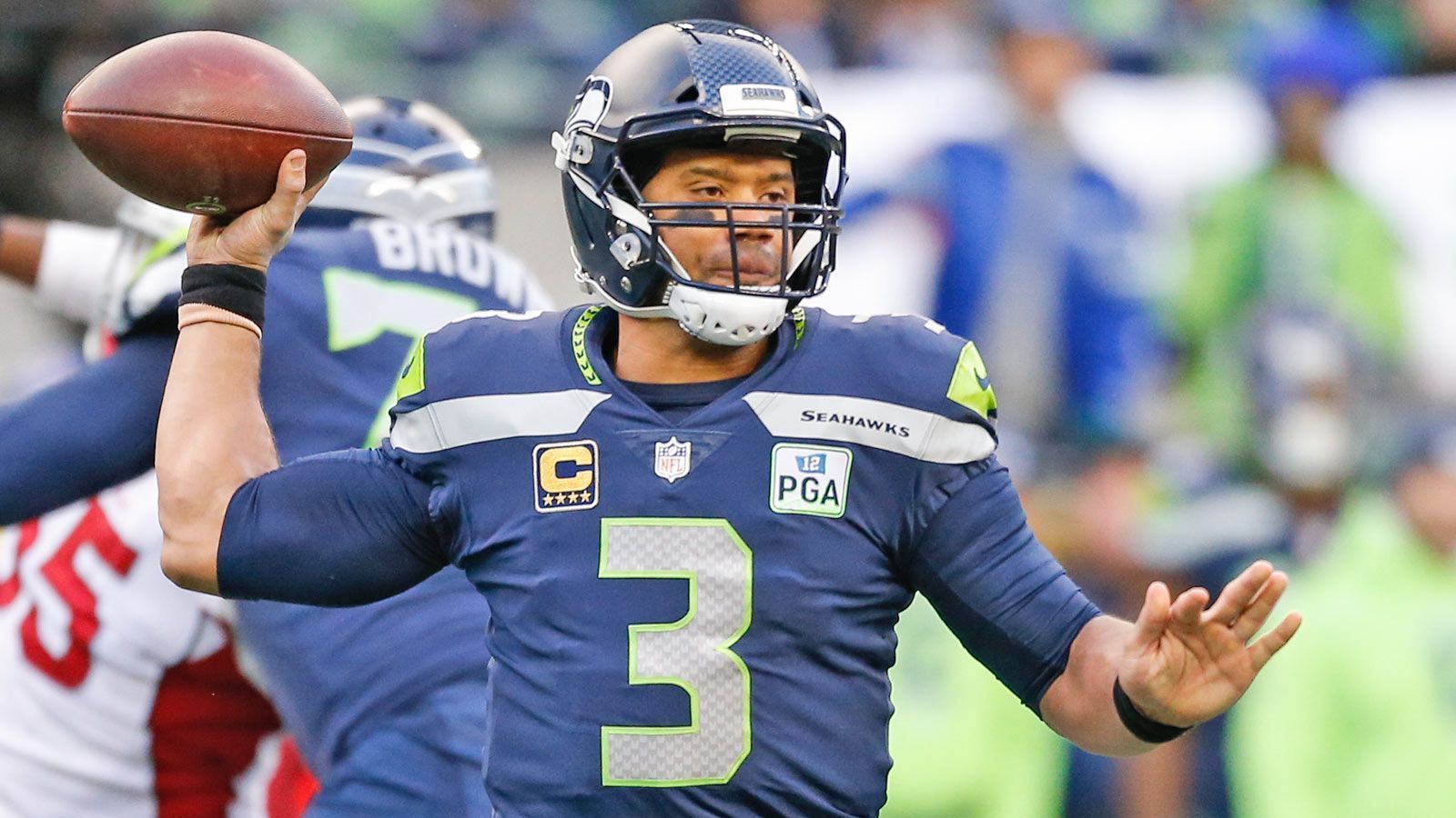 
                <strong>Bis zu 222 Millionen Dollar in fünf Jahren</strong><br>
                Mit seinem letzten Jahr aus dem aktuellen Vertrag eingerechnet, ist Wilson nun also die nächsten fünf Jahre an die Seahawks gebunden. Das Jahr 2019 mit berücksichtigt, kassiert er damit bis zu 157 Millionen Dollar über diese Zeitspanne. Rechnet man nun noch den Signing Bonus mit ein, sind insgesamt sogar bis zu 222 Millionen Dollar für Wilson drin. Ein absoluter Mega-Deal!
              