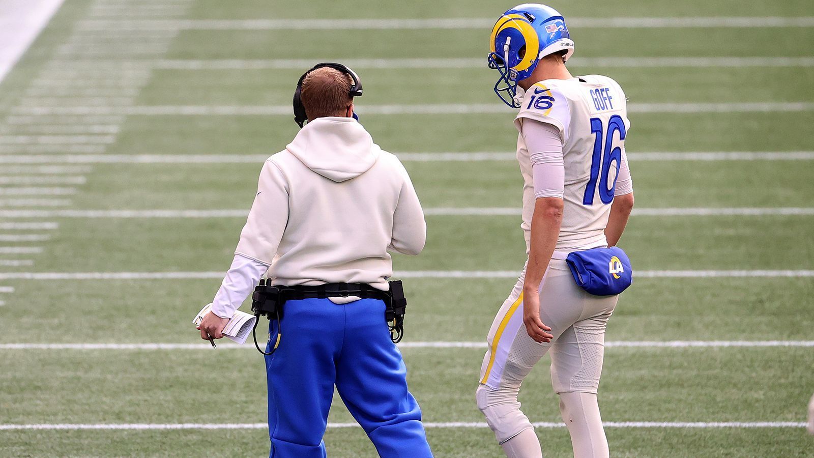 
                <strong>Verlierer: Rams bangen um Playoffs und verlieren Goff</strong><br>
                Eine Woche zum Vergessen für die Los Angeles Rams. Nicht nur, dass das so wichtige Divisionsduell gegen die Seattle Seahawks (9:20) verloren ging. Dazu brach sich Quarterback Jared Goff den Daumen und wurde nun erfolgreich operiert. Die Rams müssen nach der Pleite um ihre Playoff-Teilnahme zittern. Der Vorsprung auf die Bears und die Cardinals liegt bei einem Sieg, und im letzten Spiel der Regular Season gibt es das direkte Duell mit Arizona. Heißt: Alles oder nichts im Kampf um die Playoffs. Dort soll Goff dann wieder mit dabei sein, fest steht das aber noch nicht. Gegen die Cardinals spielt Backup-Quarterback John Wolford. Das einzig Positive: Auch die Cardinals haben große Probleme, verloren gegen die 49ers mit 12:20.
              