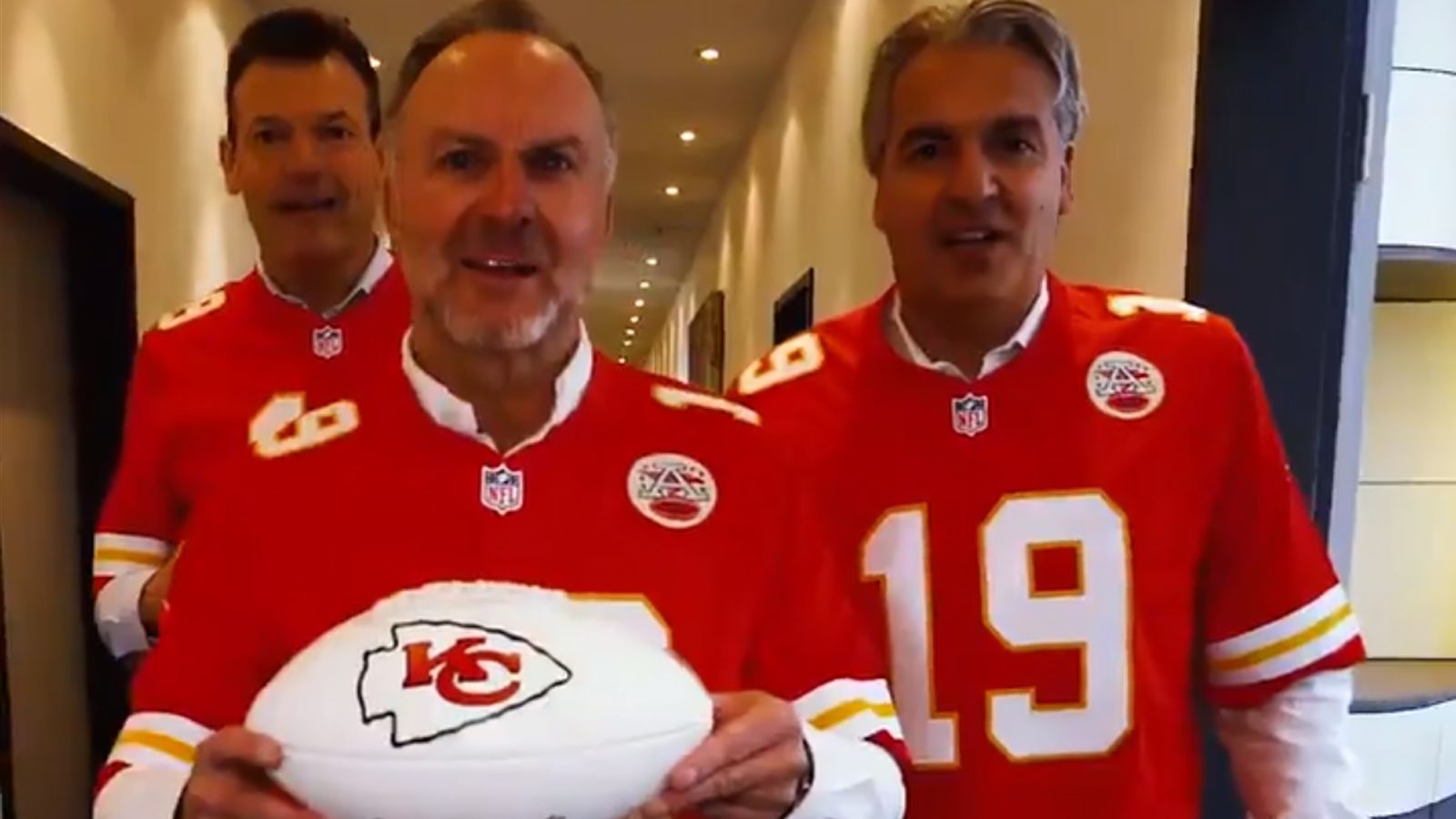 
                <strong>Karl-Heinz Rummenigge (Kansas City Chiefs)</strong><br>
                Am Tag des Super Bowl der Saison 2019 hat der FC Bayern München auf seinem englischen Twitter-Kanal klargemacht, für wen im Super Bowl LIV die Herzen beim deutschen Fußball-Rekordmeister schlagen. Der damalige Vorstands-Boss Karl-Heinz Rummenigge ist im Video im Trikot der Kansas City Chiefs zu sehen, genauso wie seine Vorstandskollegen Andreas Jung und Jörg Wacker. Allerdings hat die Unterstützung wohl in erster Linie strategische Gründe: 2019 ging der FC Bayern eine Kooperation mit dem Dallas FC ein, der Clark Hunt gehört. Der wiederum ist auch CEO der Chiefs und äußerte bereits seinen Wunsch, ein NFL-Spiel in der Allianz Arena austragen zu wollen. Im Sommer 2019 spielten die Münchner sein Vorbereitungsspiel gegen die AC Mailand im Arrowhead Stadium der Chiefs. 
              