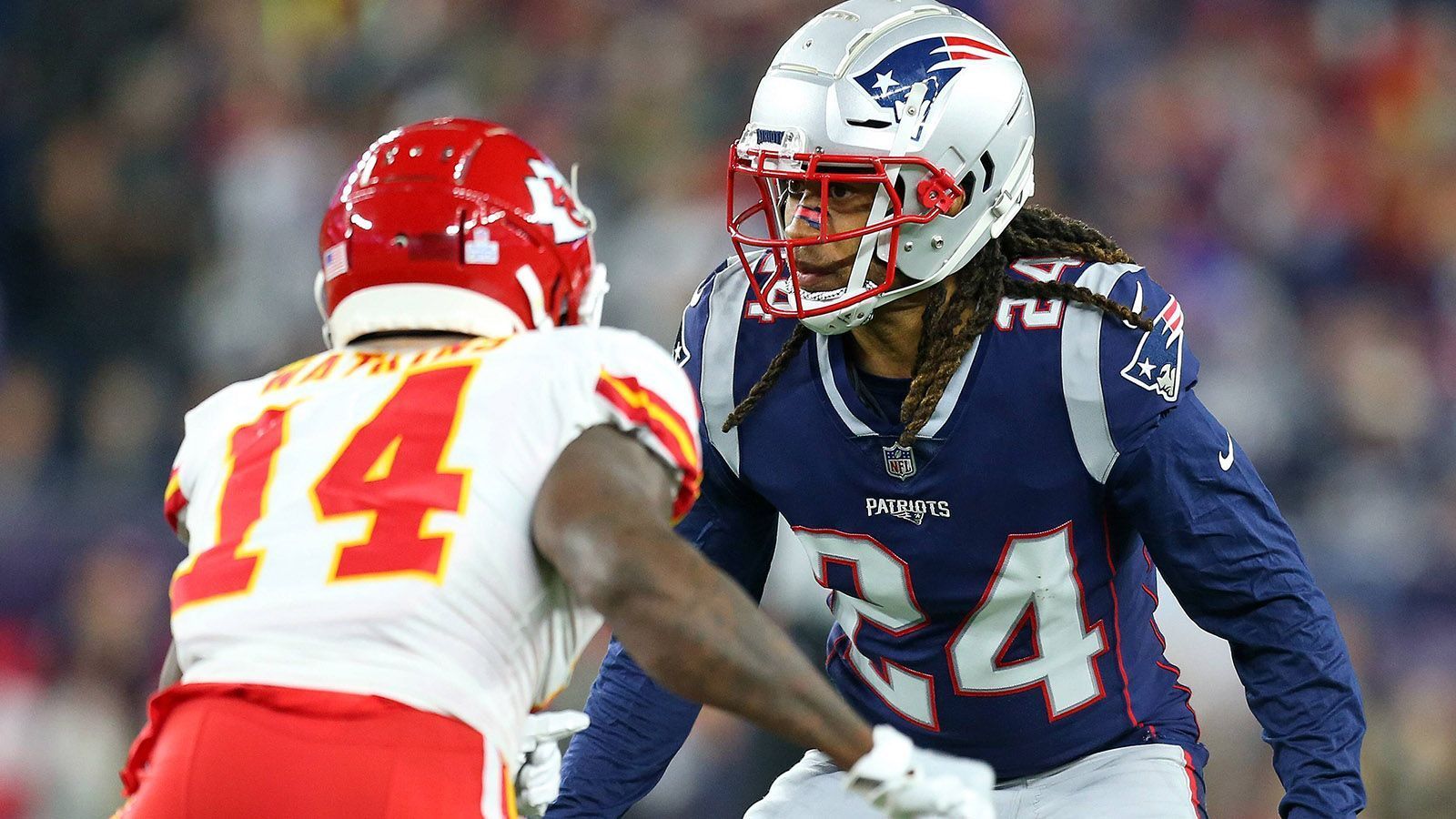 
                <strong>Stephon Gilmore (Cornerback, New England Patriots)</strong><br>
                Im zweiten AFC-Spiel der Divisional Round empfangen die Patriots die Chargers. Ein der Stärken der Chargers sind Philip Rivers' tiefe Pässe. Mit 512 Passversuchen rangieren die Chargers nur auf Platz 24 der Liga, mit 8,4 Yards pro Pass jedoch auf Platz drei. Lieblingsanspielstation für diese tiefen Bälle ist Keenan Allen, der es gegen die Patriots aller Voraussicht nach mit Stephon Gilmore zu tun bekommen wird. Dieser muss beweisen, dass er zurecht ins All Pro Team gewählt wurde.
              