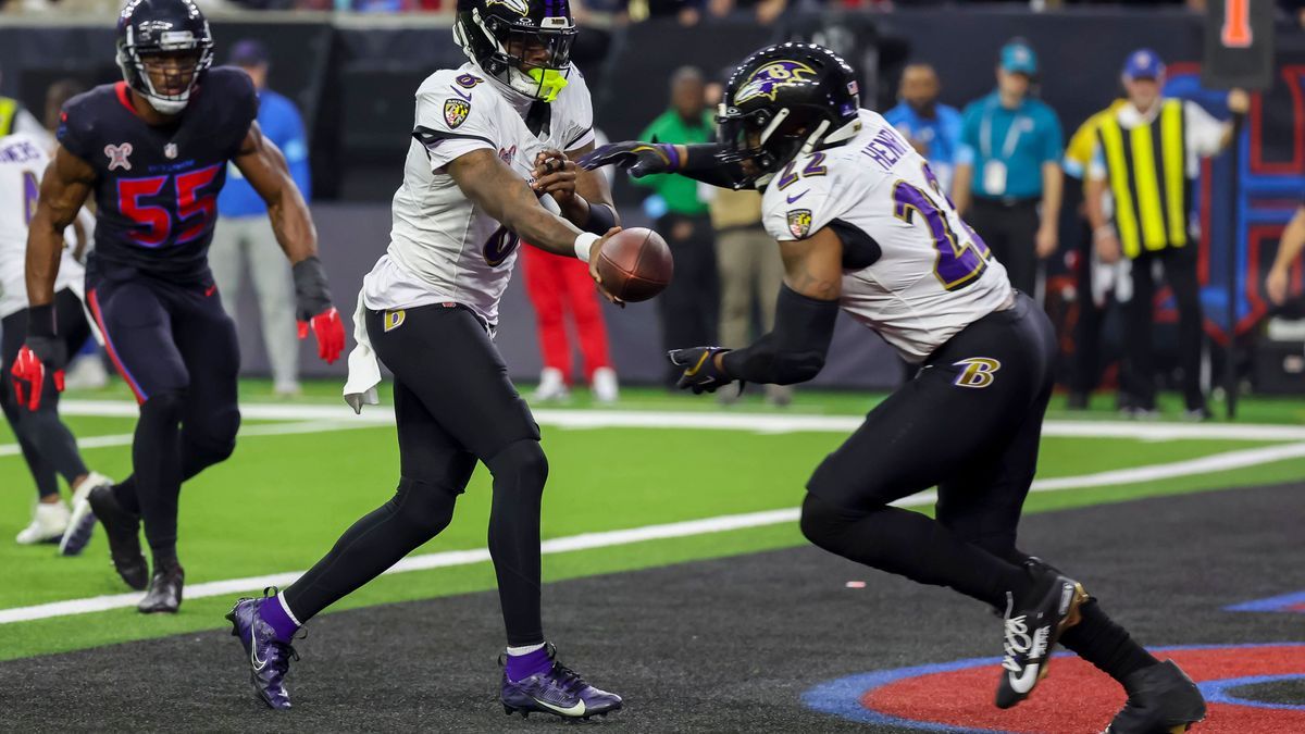 HOUSTON, TX - DECEMBER 25: Baltimore Ravens quarterback Lamar Jackson (8) hands the bal to Baltimore Ravens running back Derrick Henry (22) in the second quarter during the NFL, American Football H...