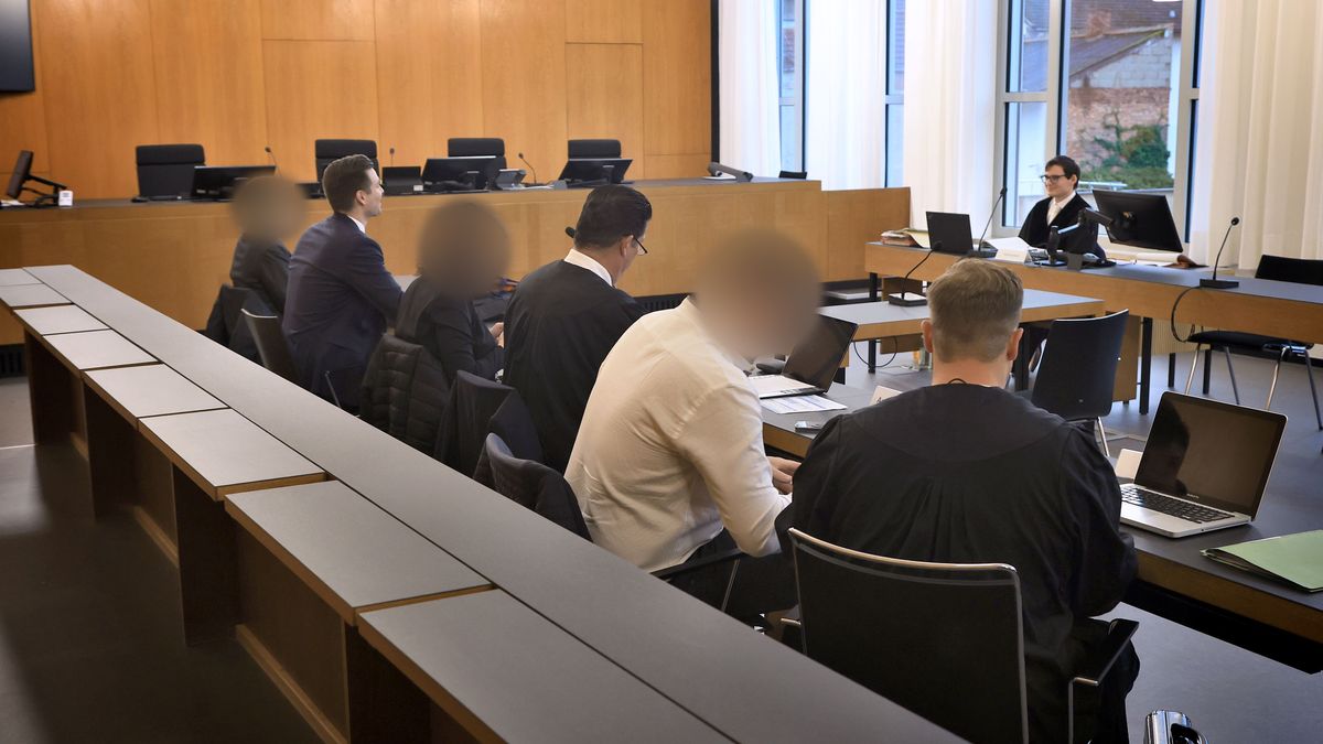 Zwei Tierärztinnen (l) und ein weiterer Angeklagter (2.v.r.) sitzen im Landgericht neben ihren Anwälten. 