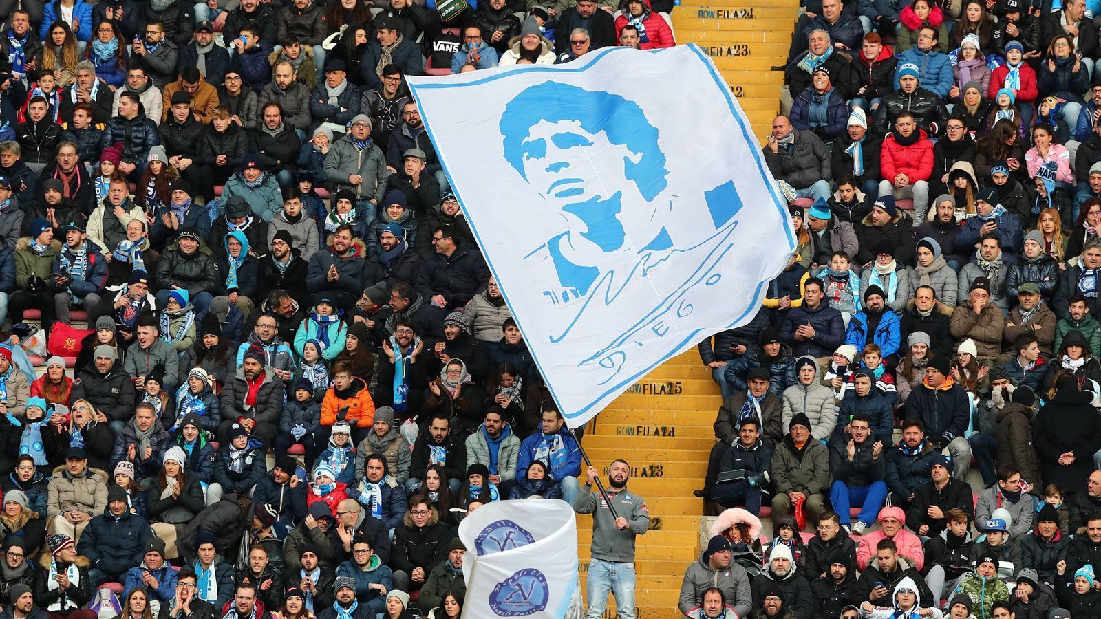
                <strong>Gott in Neapel</strong><br>
                Doch auch in Neapel wurde er nach der Meisterschaft und dem Pokal-Sieg 1987 als Gottheit angesehen. Bis heute gibt es überall in der Stadt verteilt kleine Schreine und Gemälde. Und natürlich weht bei jedem Spiel die Maradona-Flagge.
              