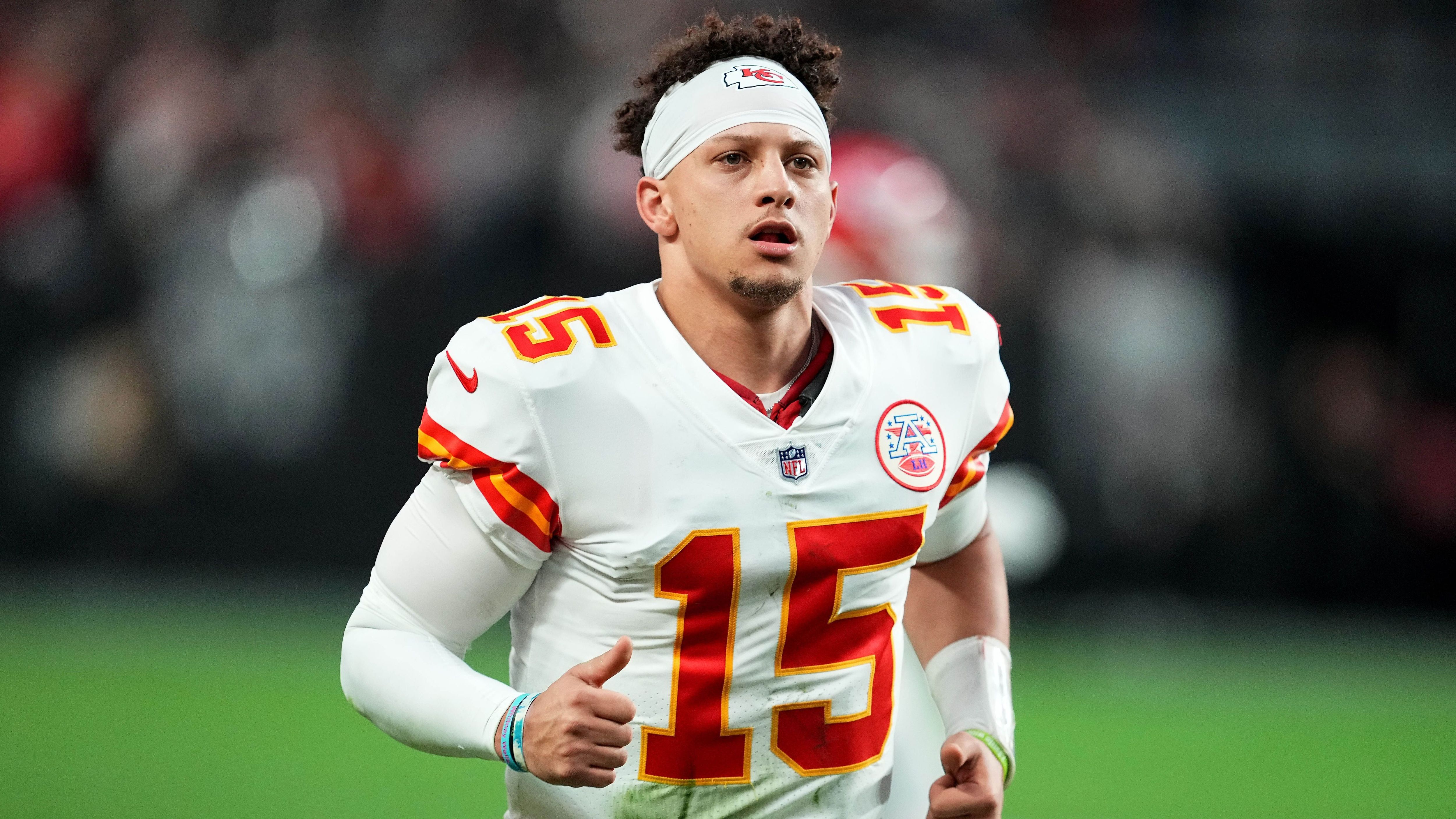 
                <strong>Week 18: Patrick Mahomes (Kansas City Chiefs)</strong><br>
                Neue Bestmarke für Patrick Mahomes! Der Quarterback der Kansas City Chiefs stellte beim 31:13 bei den Las Vegas Raiders eine neue Bestmarke für Gesamt-Yards in einer Saison auf. Der 27-Jährige passte für 202 Yards, dazu erlief er 29 weitere, womit er nun auf insgesamt 5608 Yards in dieser Spielzeit kommt. Damit übertraf der Super-Bowl-Champion von 2019 den bisherigen Rekord von 5562 Yards, den Drew Brees für die New Orleans Saints im Jahr 2011 aufgestellt hatte.
              