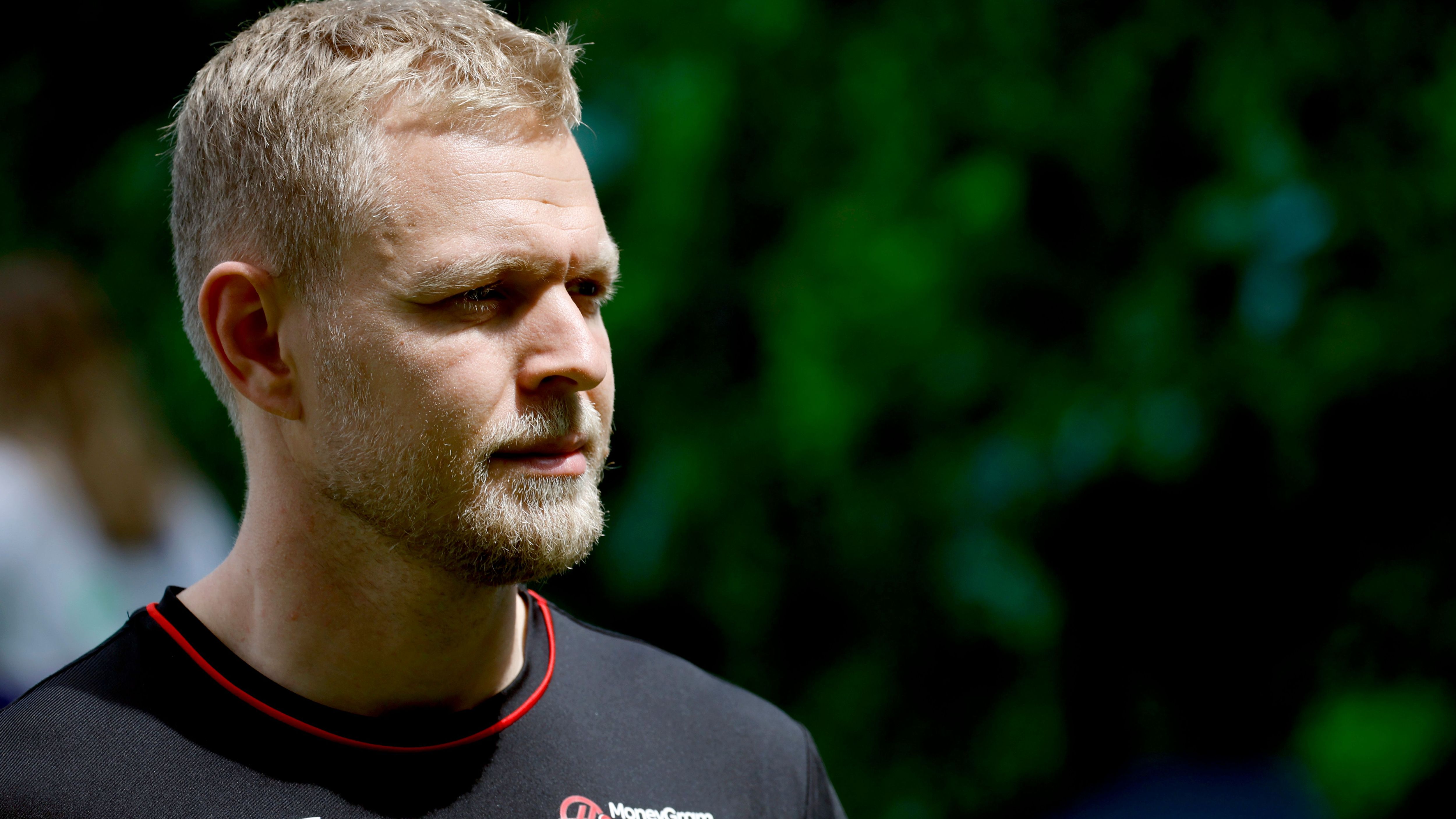 <strong>Verlierer: Kevin Magnussen</strong><br>Der Däne ist im Moment von der Rolle. Im Duell mit Nico Hülkenberg ist er in dieser Saison chancenlos. Hinzu kommt, dass er mit nunmehr zehn Strafpunkten, unter anderem für einen Crash mit Logan Sargeant in Miami, unmittelbar vor einer Rennsperre steht. Die gibt es ab zwölf Punkten. Und dafür, dass er in Miami mal wieder als eine Art Schutzschild für seinen Teamkollegen fungierte, hagelte es Kritik. Er durchlebt keine gute Zeit.