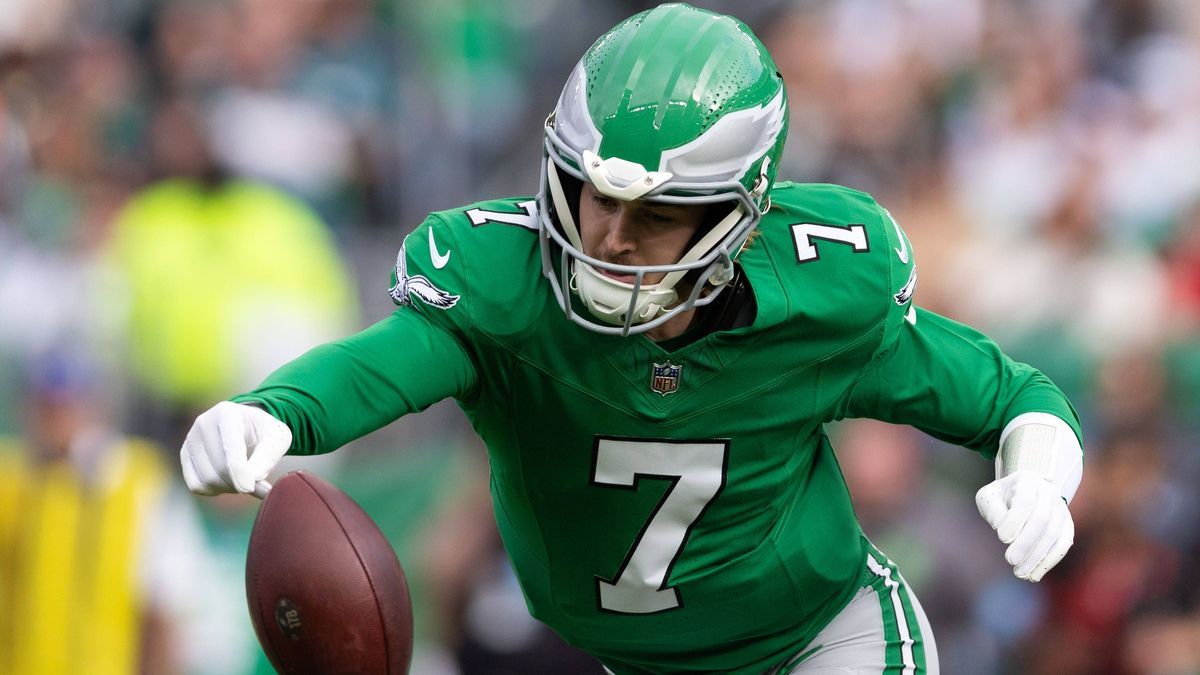 NFL, American Football Herren, USA Dallas Cowboys at Philadelphia Eagles Dec 29, 2024; Philadelphia, Pennsylvania, USA; Philadelphia Eagles quarterback Kenny Pickett (7) fumbles the ball during the...