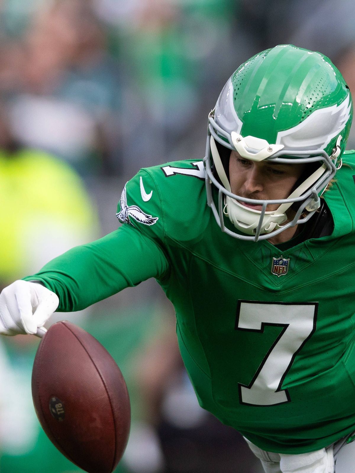 NFL, American Football Herren, USA Dallas Cowboys at Philadelphia Eagles Dec 29, 2024; Philadelphia, Pennsylvania, USA; Philadelphia Eagles quarterback Kenny Pickett (7) fumbles the ball during the...