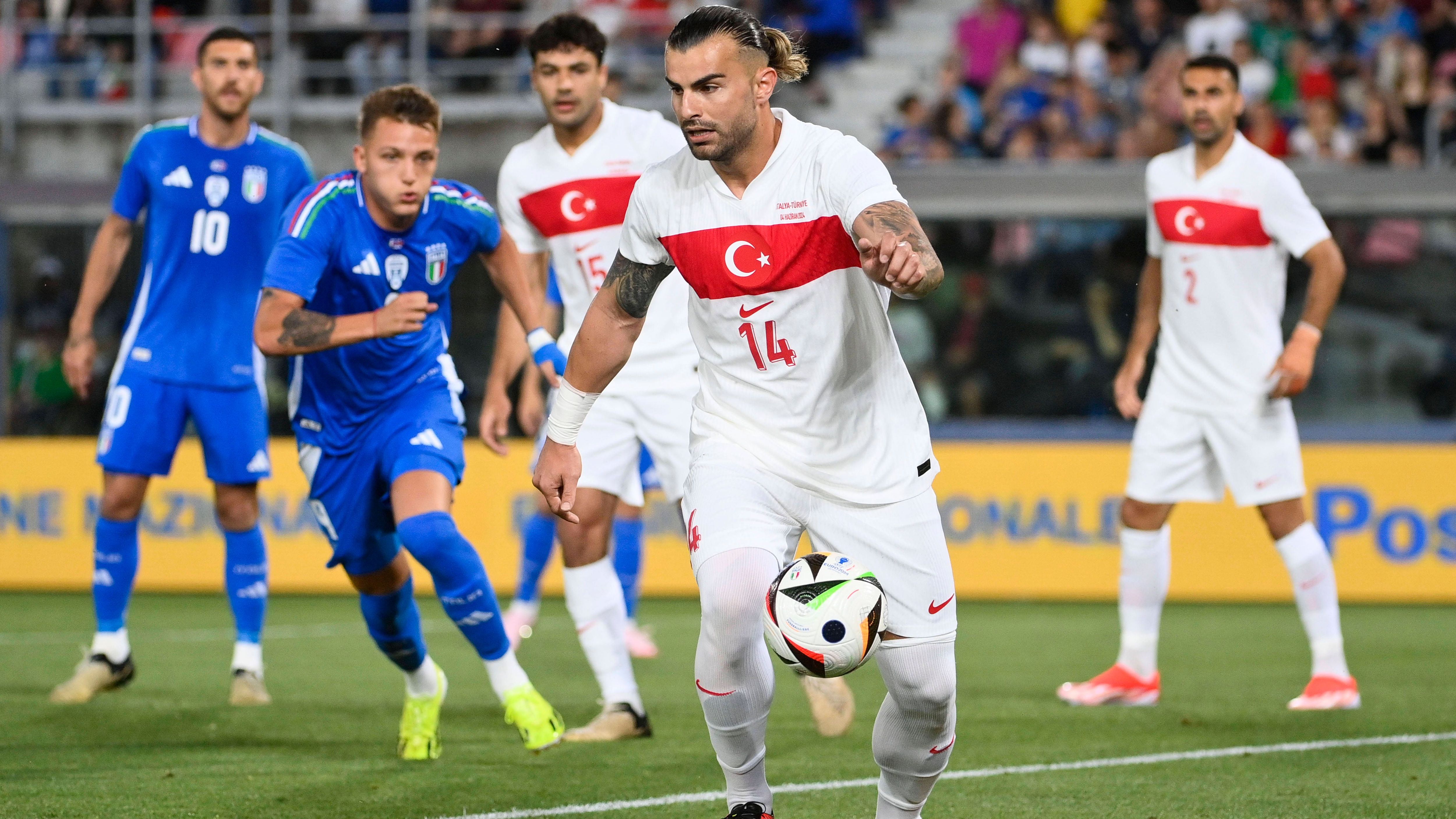 <strong>16. Platz: Türkei</strong><br>Kurz mal dem VfB Stuttgart die Trikots geklaut, den Sponsor abgemacht und schon stand das türkische Heimtrikot für die EURO. Nein, im Ernst. Entweder man mag den Brustring oder man mag ihn eben nicht. Hier ist eher Zweiteres der Fall.