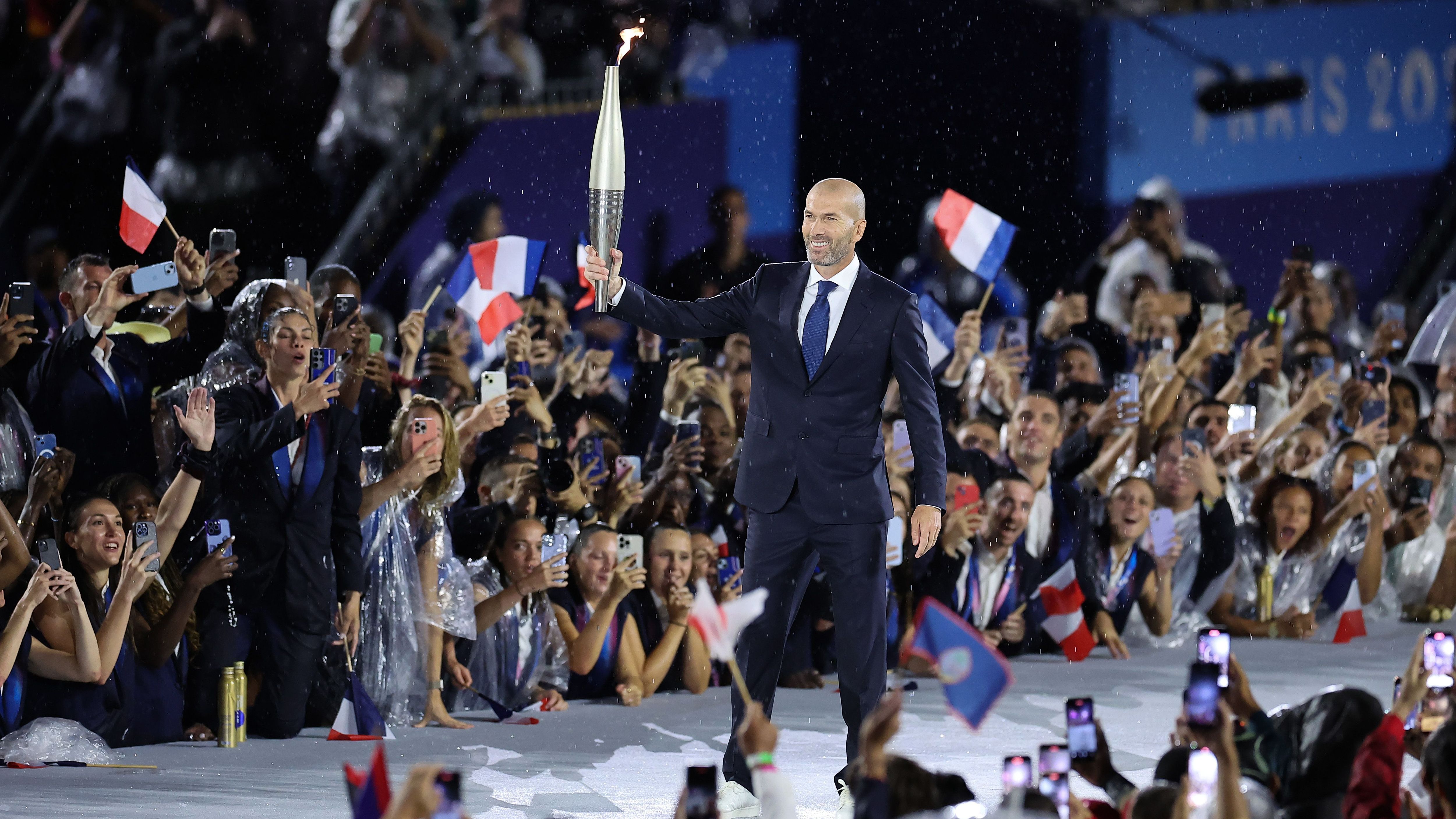 <strong>Olympia 2024: Die besten Bilder der Eröffnungsfeier in Paris</strong><br>Fußball-Legende Zinedine Zidane trägt die olympische Fackel.