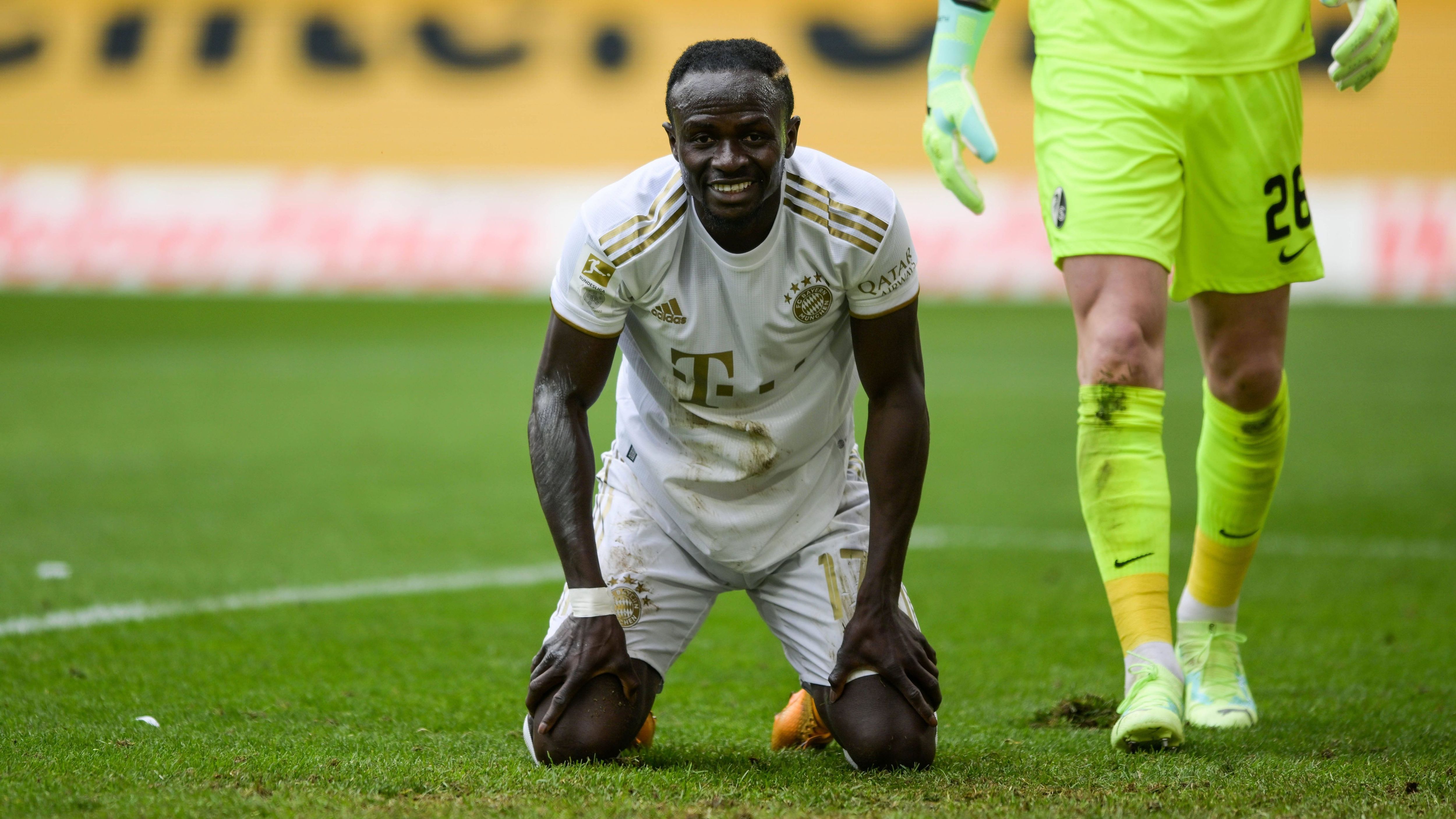 
                <strong>Platz 4: Sadio Mane (FC Bayern München)</strong><br>
                &#x2022; Strafe: ca. 300.000 Euro<br>Sadio Mane geriet nach dem Champions-League-Viertelfinal Hinspiel gegen Manchester City (Saison 22/23) in der Bayern-Kabine mit Mitspieler Leroy Sane zusammen. Daraufhin verpasste der Senegalese dem deutschen Nationalspieler mit der Faust eine blutige Lippe. Die Folgen für Mane: Bayern suspendierte den Offensivspieler für ein Liga-Spiel und brummte ihm laut Angaben von "Sky" eine Geldstrafe in Höhe von mindestens 300.000 Euro auf.
              