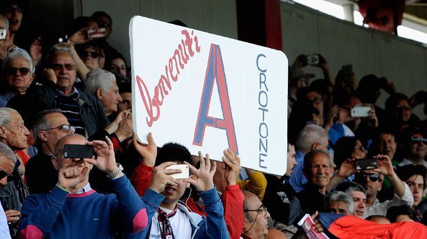 
                <strong>FC Crotone</strong><br>
                Für eine Saison also dürfen sich die Akteure des FC Crotone mit Kalibern  wie Juventus Turin, oder den Mailänder- oder Römerklubs messen. Etwas, was sich Präsident Raffaele Vrenna vor Jahren niemals hätte vorstellen können. Durch die äußerlichen Randerscheinungen erinnern die "Rossoblu" ein wenig an Frosinone Calcio, oder FC Carpi, die momentan ihr Glück noch in der Serie A versuchen und erscheinen sympatisch. Wir sagen: Herzlich Willkommen auf der großen Fußballbühne!
              