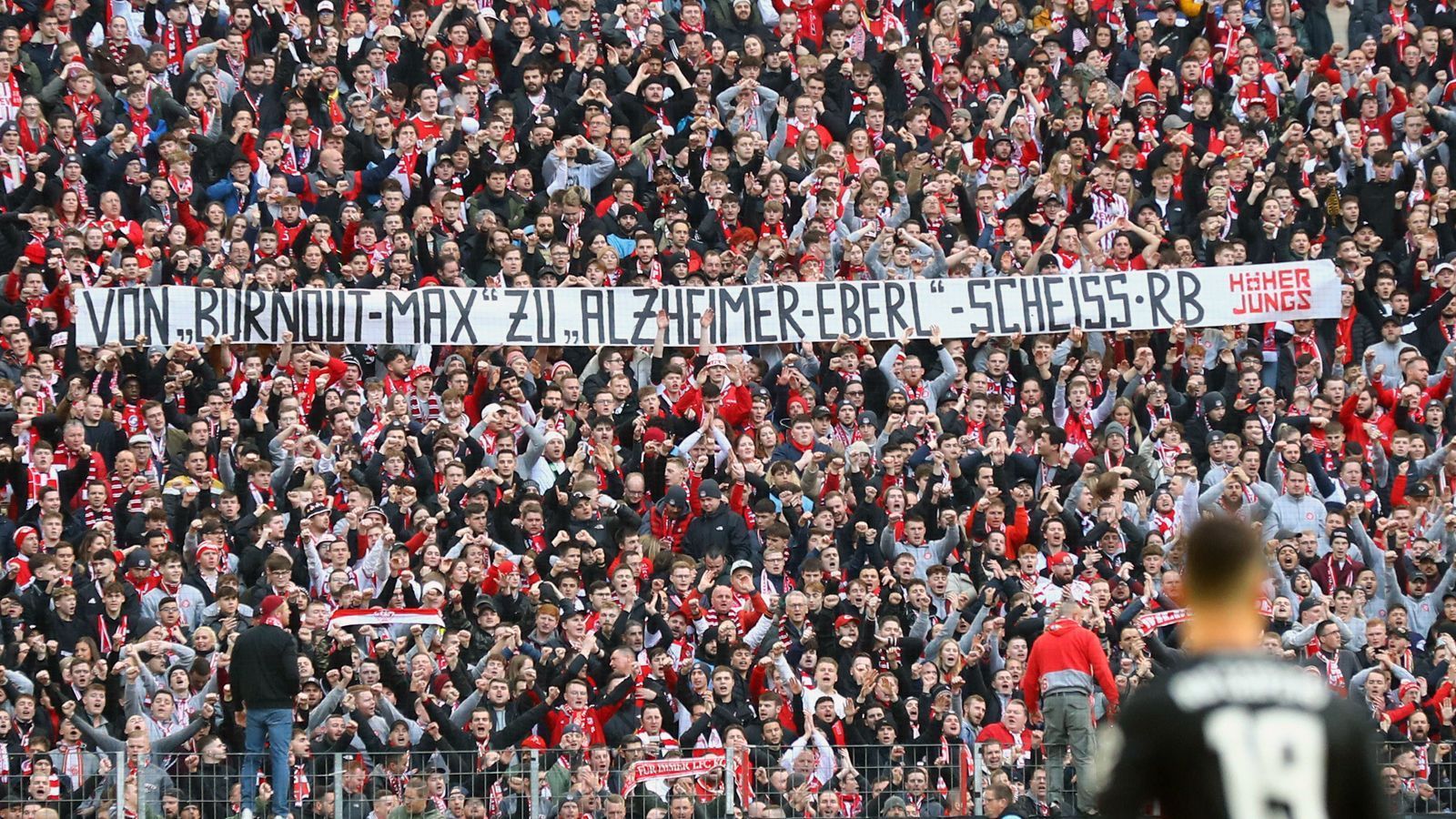 
                <strong>Schmähungen gegen Max Eberl</strong><br>
                Die Fangruppierung "Höhner Jungs" griff Eberl dann auch direkt an. "Von 'Burnout-Max' zu 'Alzheimer-Eberl' – Scheiß RB", war auf einem weiteren Transparent zu lesen. Auch hier wird Bezug genommen auf Eberls Rücktrittsgrund in Gladbach und seine damaligen Aussagen, in denen er den modernen, kommerziellen Fußball kritisierte, nun aber eben bei RB Leipzig anheuerte - einem Klub, der durch die starke Verbindung zum Red-Bull-Konzern wohl wie kein anderer im deutschen Profifußball für Kommerz steht.
              