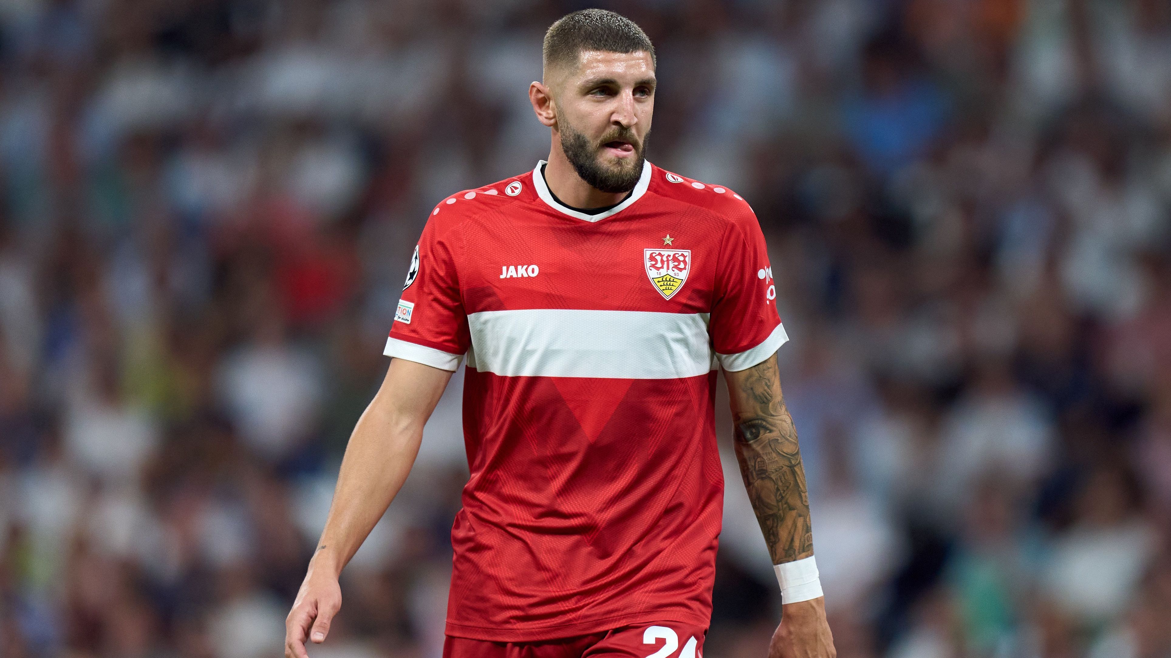 <strong>Jeff Chabot (VfB Stuttgart)</strong><br>... einen Transfer für den Sommer 2025 erwägen sollen. Als mögliche Ablösesumme werden im Bericht 20 bis 25 Millionen Euro genannt. Chabot hat in Stuttgart noch einen Vertrag bis zum Sommer 2028. Er kam erst im Sommer 2024 vom 1. FC Köln zu den Schwaben, ersetzt dort den nach Dortmund gewechselten Ex-Abwehrchef Waldemar Anton.