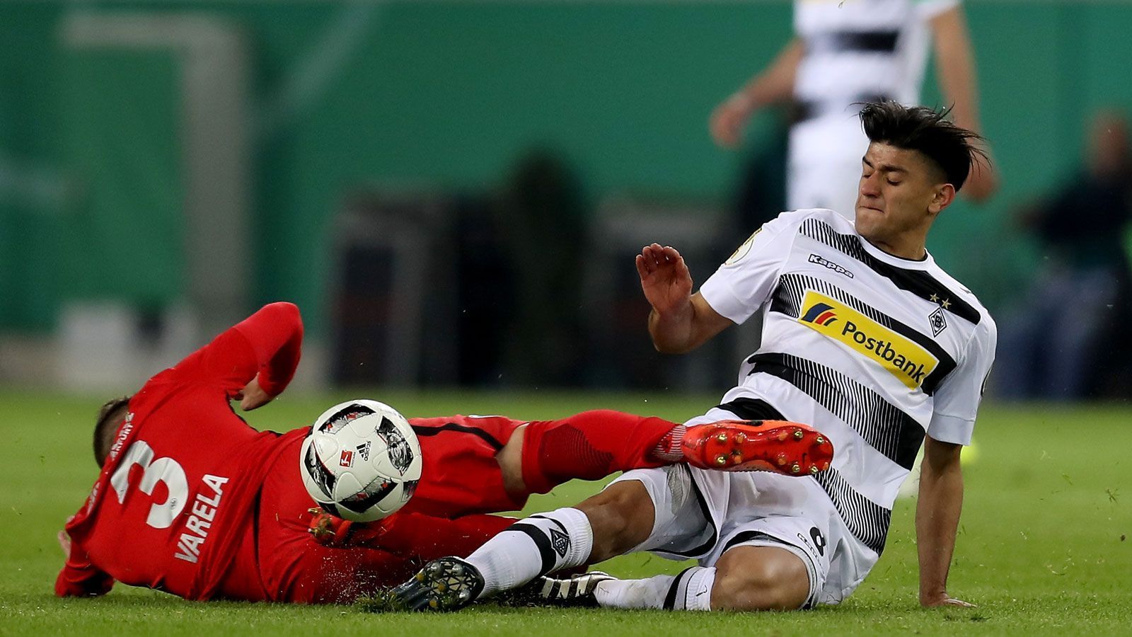 
                <strong>Platz 5 (geteilt): Mahmoud Dahoud </strong><br>
                Mahmoud Dahoud wechselte zur Saison 2017/18 für 12 Millionen Euro von Borussia Mönchengladbach zu Borussia Dortmund. Er ist ein Eigengewächs der Gladbacher und durchlief sämtliche Jugendmannschaften, ehe er im Jahr 2015 sein Profidebüt gegen seinen jetzigen Arbeitgeber Borussia Dormund machte. 
              