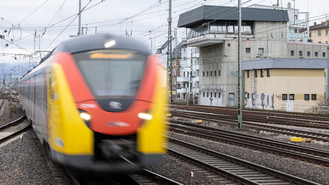 Für Pendler gibt es wegen Bauarbeiten bei der Deutschen Bahn einige Strecken, die mit Schienenersatzverkehr befahren werden müssen. (Archivbild)
