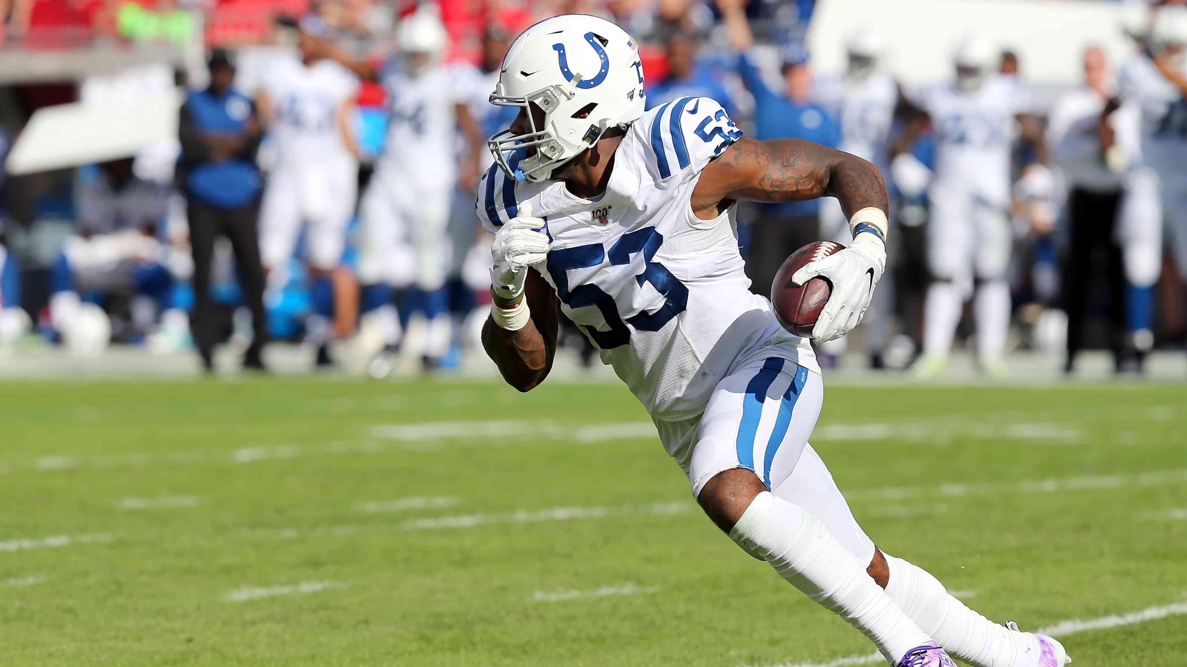 
                <strong>Platz 10: Darius Leonard (Indianapolis Colts)</strong><br>
                Die Statistiken von Leonard unterscheiden sich ein wenig von den nachfolgenden Spielern, da er als Outside Linebacker nicht nur in der Coverage arbeitet. Dennoch kam er in der vergangenen Saison auf fünf Interceptions - der Bestwert aller Linebacker.Passer rating allowed: 58,6Catch rate allowed below expectation: -3,9Tight window pct: 27,5Target rate: 15,6 Average separation yards: 4,7
              