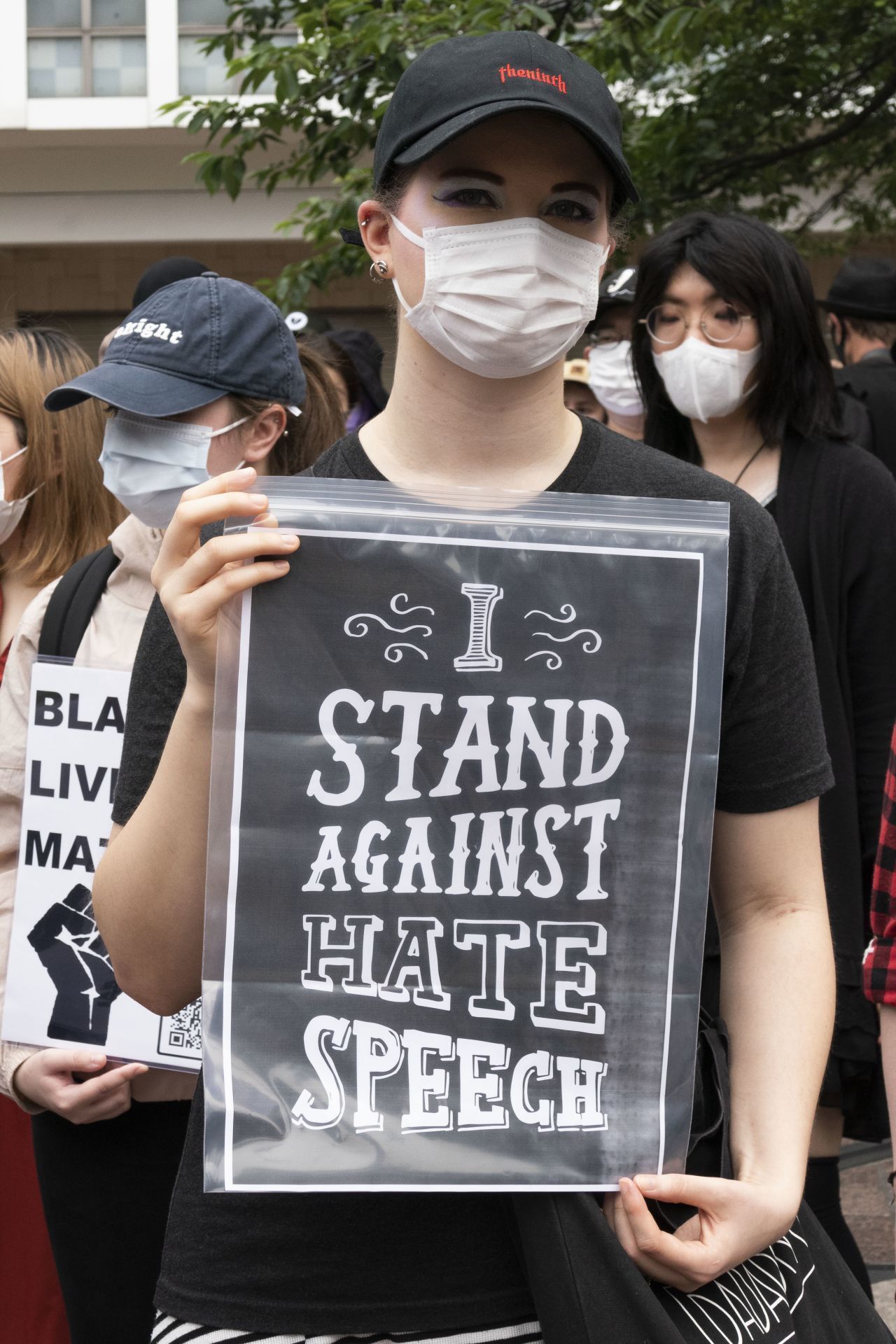 Gegen Hate Speech: Diese Haltung zeigt eine Frau während des "Black Lives Matter"-Protestes in Tokios Shibuya-Gebiet. 