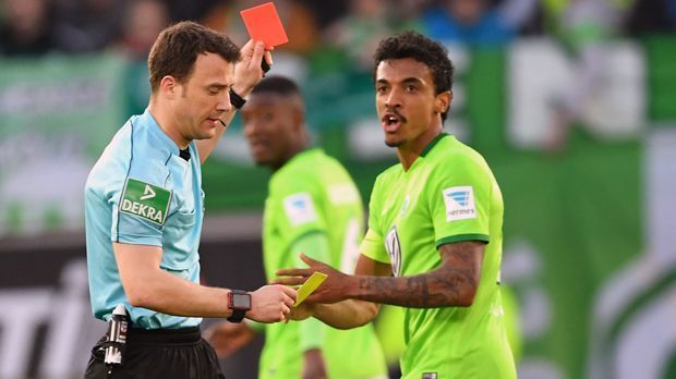 
                <strong>Platzverweise: Luiz Gustavo als alleiniger Rekordhalter</strong><br>
                Luiz Gustavo hat es "geschafft". Der Brasilianer des VfL Wolfsburg steht nun in einer sehr unrühmlichen Kategorie als alleiniger Spitzenreiter in den Bundesliga-Geschichtsbüchern. Mit nunmehr sieben Gelb-Roten Karten führt der Nationalspieler diese Kategorie nun vor seinem Landsmann Marcelo Bordon (früher Stuttgart und Schalke/sechs Platzverweise) an.
              