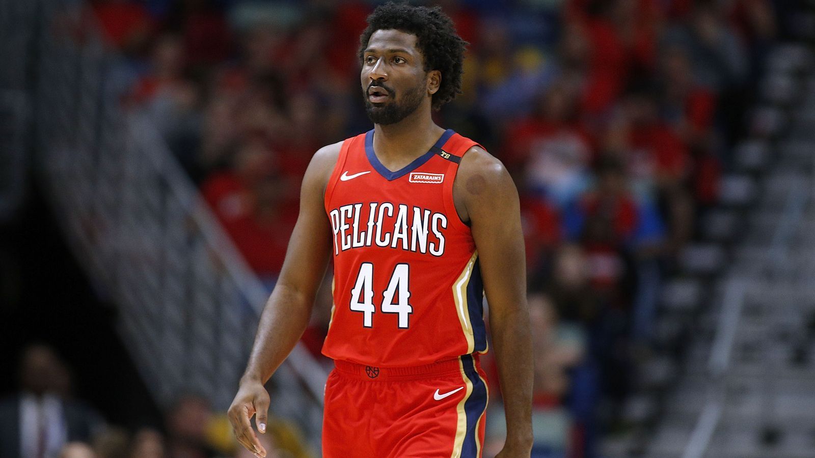 
                <strong>Solomon Hill schafft Platz für einen Max-Slot</strong><br>
                Die Hawks bedankten sich für den vierten Lakers-Pick nicht nur mit den Draft-Assets, sondern nahmen den Pels auch noch den dicken Vertrag von Solomon Hill ab. Der Small Forward verdient ein jährliches Gehalt von zwölf Millionen Dollar und nahm damit viel Platz im Salary Cap ein. Nun haben die Pelicans Raum für einen Max-Slot und können in der Free Agency ordentlich zuschlagen. Ob es am Ende ein Superstar wird oder in die Breite des Kaders mit mehreren Spielern investiert wird, bleibt abzuwarten. Die Voraussetzungen für eine rosige Zukunft sind jedoch geschaffen. Dank der Lottery und einer magischen Draft-Nacht. 
              