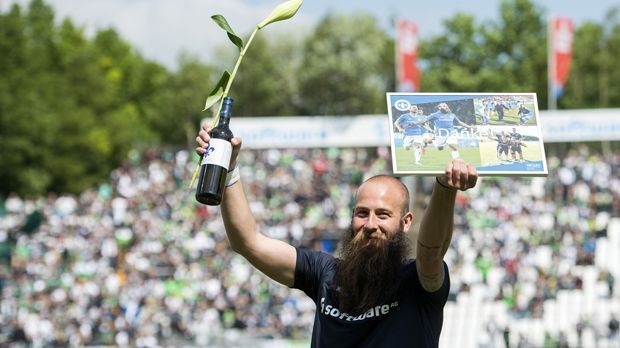 
                <strong>SV Darmstadt 98</strong><br>
                SV Darmstadt 98: Marco Sailer wurde vor dem Spiel gegen Borussia Mönchengladbach offiziell verabschiedet. Dabei bekam der Offensiv-Spieler einen Rotwein und eine Lilie überreicht. Sailer konnte seine Tränen nicht zurückhalten. Der 30-Jährige möchte seine Karriere dennoch wie erwartet fortführen.
              
