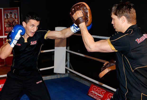 
                <strong>Krasniqi vs. Sek: Das Wiegen</strong><br>
                Beim Pressetraining zeigt Krasniqi dann, dass er topfit und hochmotiviert ist. Mit einem Sieg will sich der Deutsche für höhere Aufgaben, sprich einen WM-Kampf, empfehlen.
              