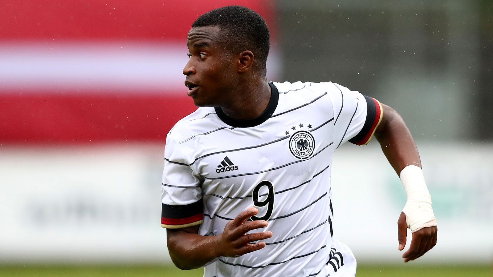 
                <strong>Moukoko für die U21-EM nominiert: Das ist Deutschlands Sturmhoffnung </strong><br>
                Mit gerade einmal 16 Jahren ist Ausnahmetalent Youssoufa Moukoko der jüngste Spieler, der in der Bundesliga bislang zum Einsatz kam, dazu auch der jüngste Torschütze. Nun wird er auch zum jüngsten Spieler der deutschen U21-Nationalmannschaft - und zwar bei der Europameisterschaft in Ungarn und Slowenien (Vorrunde vom 24. bis 31. März: Alle deutschen Spiele live auf ProSieben, ausgewählte Live-Spiele auf ProSieben MAXX und ALLE Spiele im Livestream auf ran.de). ran.de mit Daten, Fakten und dem Werdegang des BVB-Juwels.
              