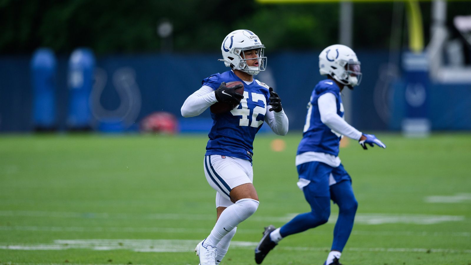 
                <strong>Marcel Dabo (Defensive Back, Deutschland) Indianapolis Colts</strong><br>
                &#x2022;  In der NFL seit: 2022<br>&#x2022; Aktueller Status: Practice Squad/spielt nicht<br>Marcel Dabo ist in seinem ersten Jahr in der NFL für die Indianapolis Colts aktiv, wo er aktuell im Practice Squad steht.Nachdem sich der ehemalige Defensive Back der Stuttgart Surge einen der begehrten Plätze im International Pathway Program gesichert hatte, meldete er sich auch für den Draft 2022 an, wurde allerdings in den sieben Runden von keiner Franchise ausgewählt. Die Colts, bei denen Dabo bereits in der Preseason trainiert hatte, nahmen den 22-Jährigen daraufhin für ihr Practice Squad unter Vertrag. In der Preseason der aktuellen Saison durfte Dabo in drei Spielen Erfahrungen sammeln, auf seinen ersten Regular-Season-Einsatz wartet er aber noch. Zwar darf Dabo durch seine Status als International Pathway-Player in seinem ersten Jahr im Practice Squad in der laufenden Saison nicht mehr in den aktiven Kader berufen werden, allerdings dürfen ihn die Colts auch nicht entlassen und er hat in aller Ruhe Zeit, sich an das Niveau in der NFL zu gewöhnen.
              