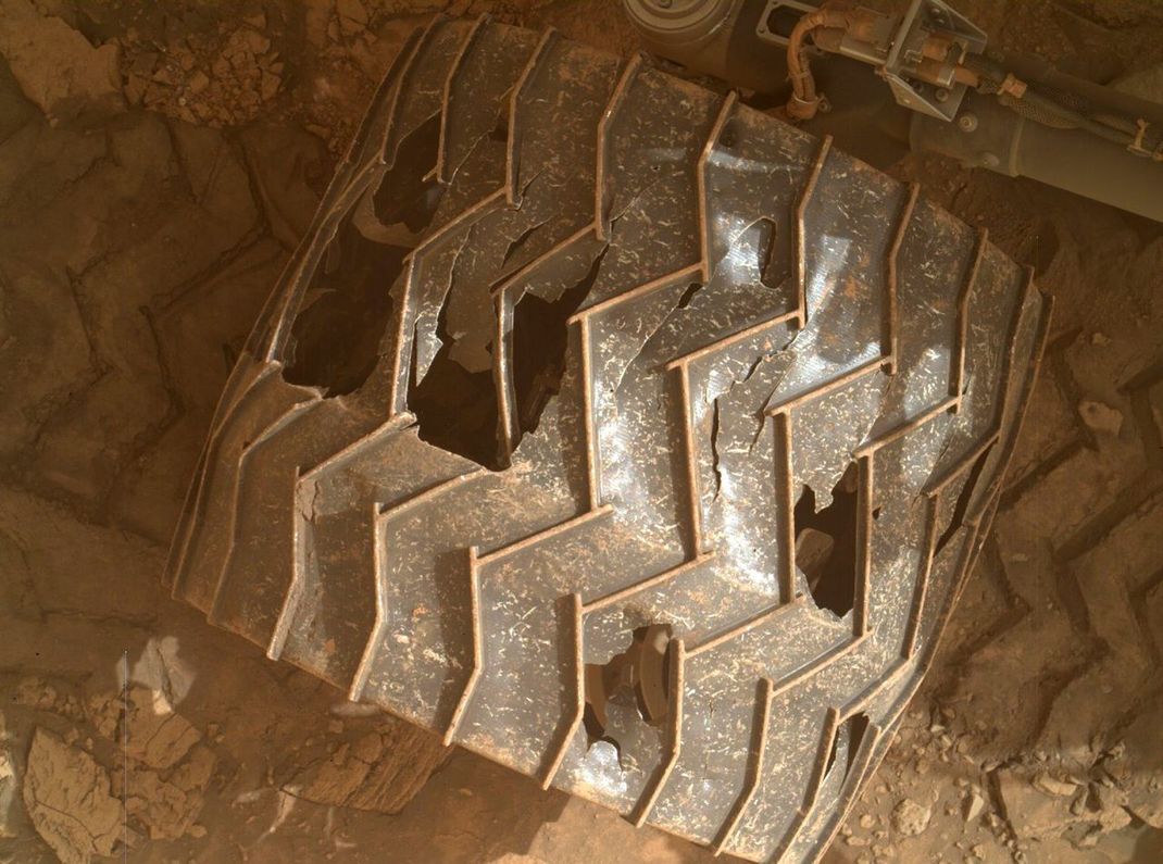 Die Löcher in den Aluminium-Rädern sind faustgroß. Das Missionsteam untersucht ihren Zustand alle 1000 Meter abgefahrene Strecke auf neue Schäden.