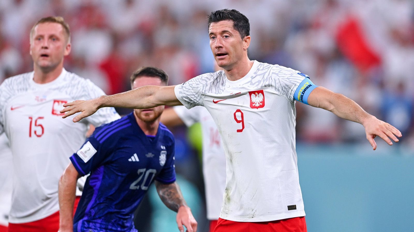 
                <strong>Polen</strong><br>
                Polen als Weltmeister klingt wenig verlockend. Auch wenn Robert Lewandowski nach einem Ausscheiden das nächste Theater abziehen sollte und vielleicht sogar auf Biegen und Brechen seine Nationalität ändern will. Das hält der Fußball auch noch aus. 
              