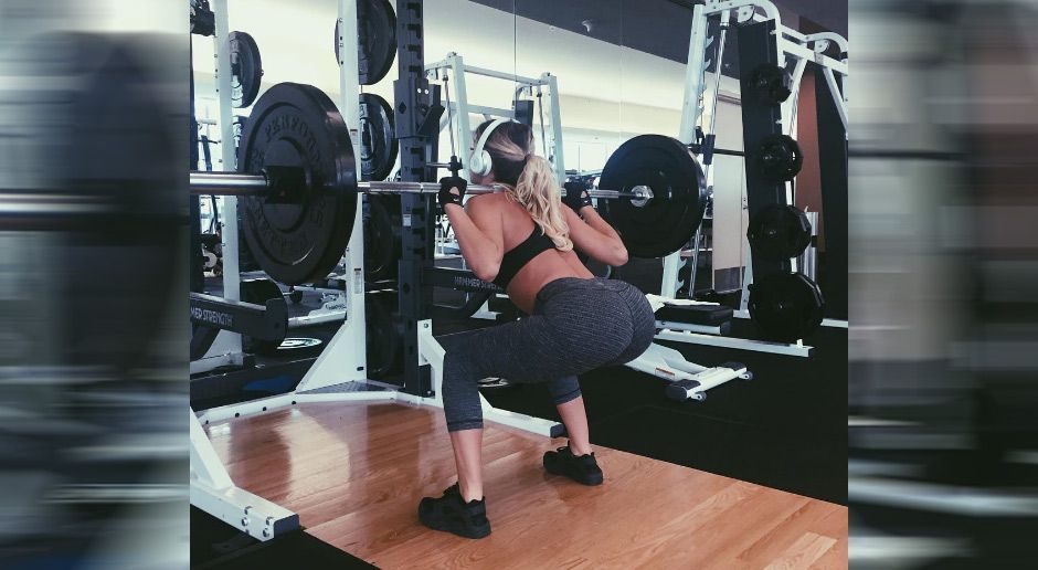 
                <strong>Cassandre Davis</strong><br>
                ... beruflich arbeitet sie nämlich als Fitness-Modell! Ihre Spezialität: Übungen für den Po.
              
