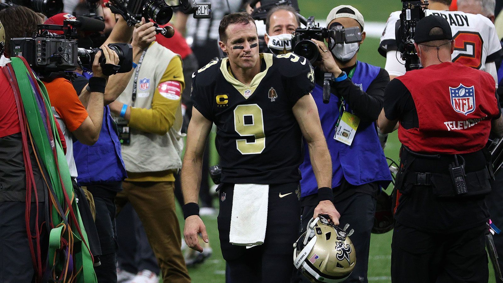 
                <strong>Drew Brees (Quarterback)</strong><br>
                Wie erwartet hat Drew Brees seine NFL-Karriere nach 20 Jahren für beendet erklärt. Damit steigt der Quarterback ein Jahr vor Ablauf aus seinem Vertrag bei den New Orleans Saints aus. Der 42-Jährige stellte in seiner Zeit bei den San Diego Chagers und den Saints zahlreiche Rekorde auf. Am Ende der Saison 2009 führte er die Franchise aus Louisiana zum Super-Bowl-Sieg, 13 mal wurde der vierfache Familienvater aus Texas in den Pro Bowl gewählt.
              