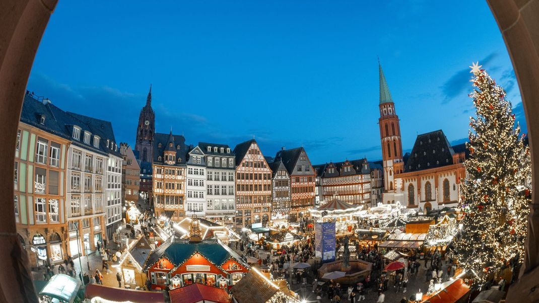 In einem Appell sind die Standbetreiber des Frankfurter Weihnachtsmarkts aufgerufen worden, Kakaogetränke mit Rum mit einem anderen Namen zu bewerben. Hintergrund sind mögliche rassistische Deutungen des bisher verwendeten Begriffs. (Archivbild)