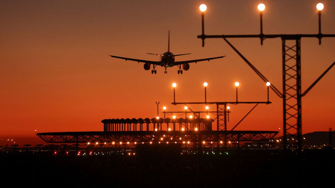 Verzweifelte Entscheidung: Ein Delta-Flugzeug musste wegen extremen Durchfalls eines Fluggasts wieder umkehren. Symbolbild.