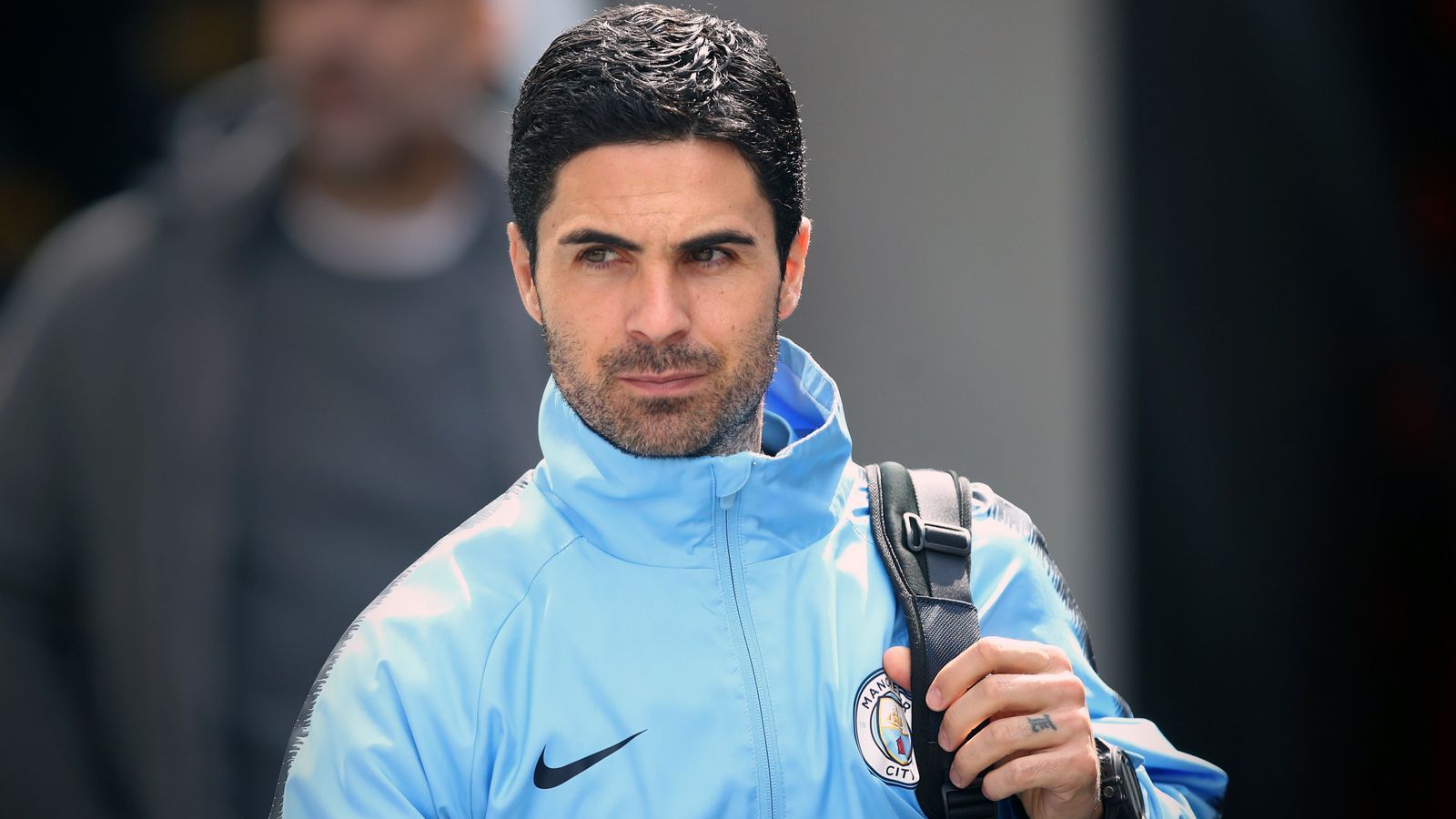 
                <strong>Mikel Arteta (Co-Trainer Manchester City)</strong><br>
                Zwischen 2011 und 2016 war der FC Arsenal die letzte Station in der aktiven Karriere des Spaniers Mikel Arteta. Der einstige Mittelfeldspieler ist mittlerweile als Vertrauter von Pep Guardiola im Trainerstab von Manchester City und wurde auch schon als möglicher Nachfolger von Arsene Wenger im Sommer 2018 bei den "Gunners" gehandelt. Nun ist der 37-jährige Baske angeblich wieder ein Thema bei seinem Ex-Klub. In englischen Medien heißt es, dass Arteta unter Umständen die Freigabe von ManCity für seinen ersten Job als Cheftrainer im Profibereich erhalten könnte.
              